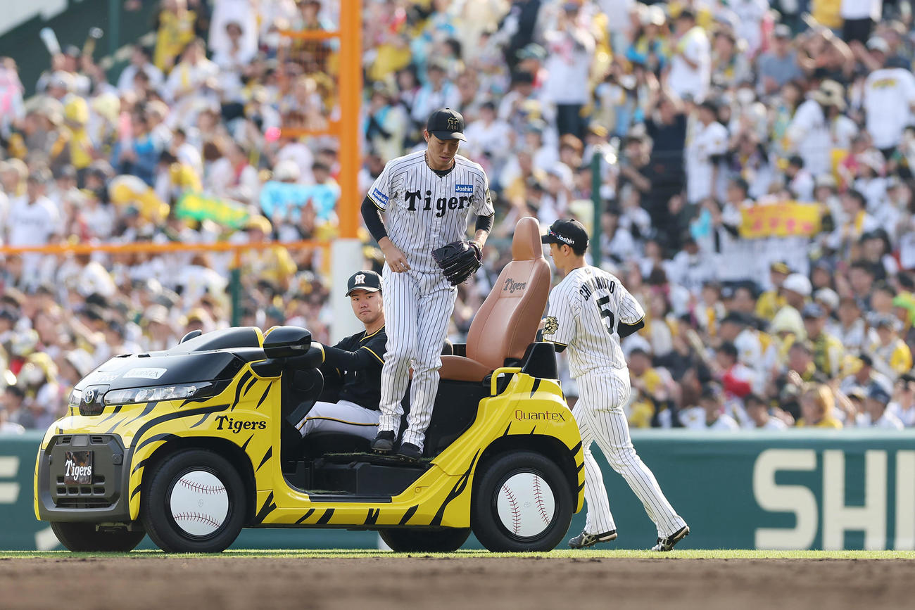 阪神対ヤクルト　7回表のマウンドへ向かう阪神湯浅（手前）（撮影・前田充）