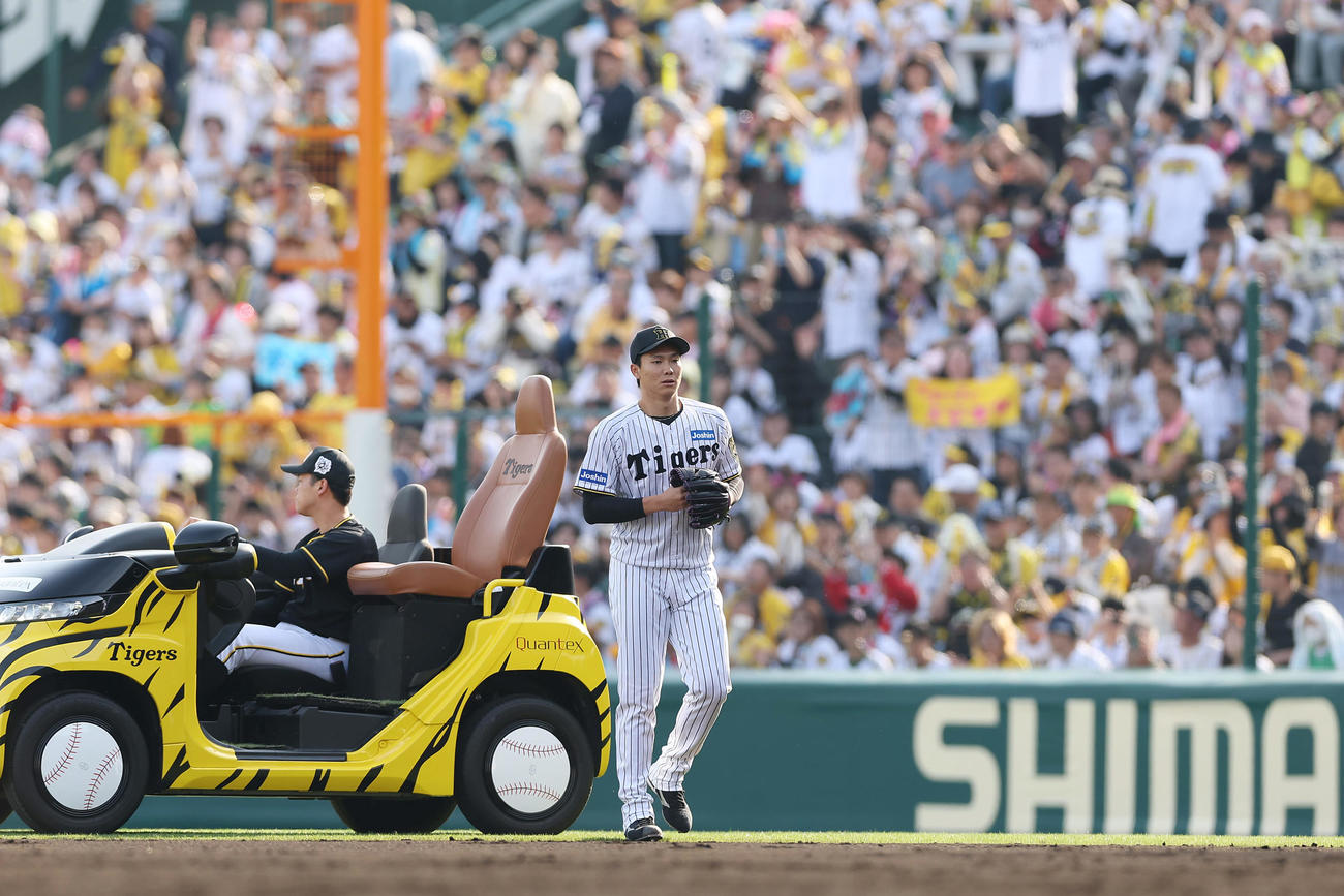 阪神対ヤクルト　7回表のマウンドへ向かう阪神湯浅（撮影・前田充）