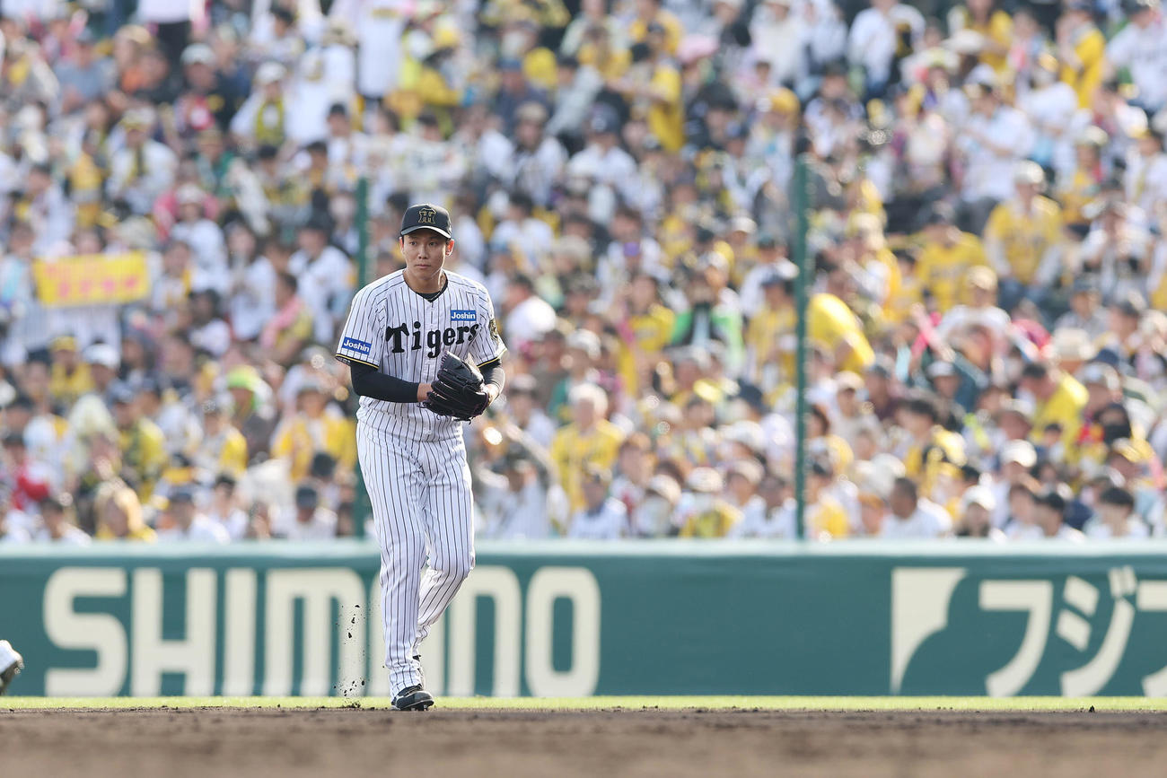 阪神対ヤクルト　7回表のマウンドへ向かう阪神湯浅（撮影・前田充）