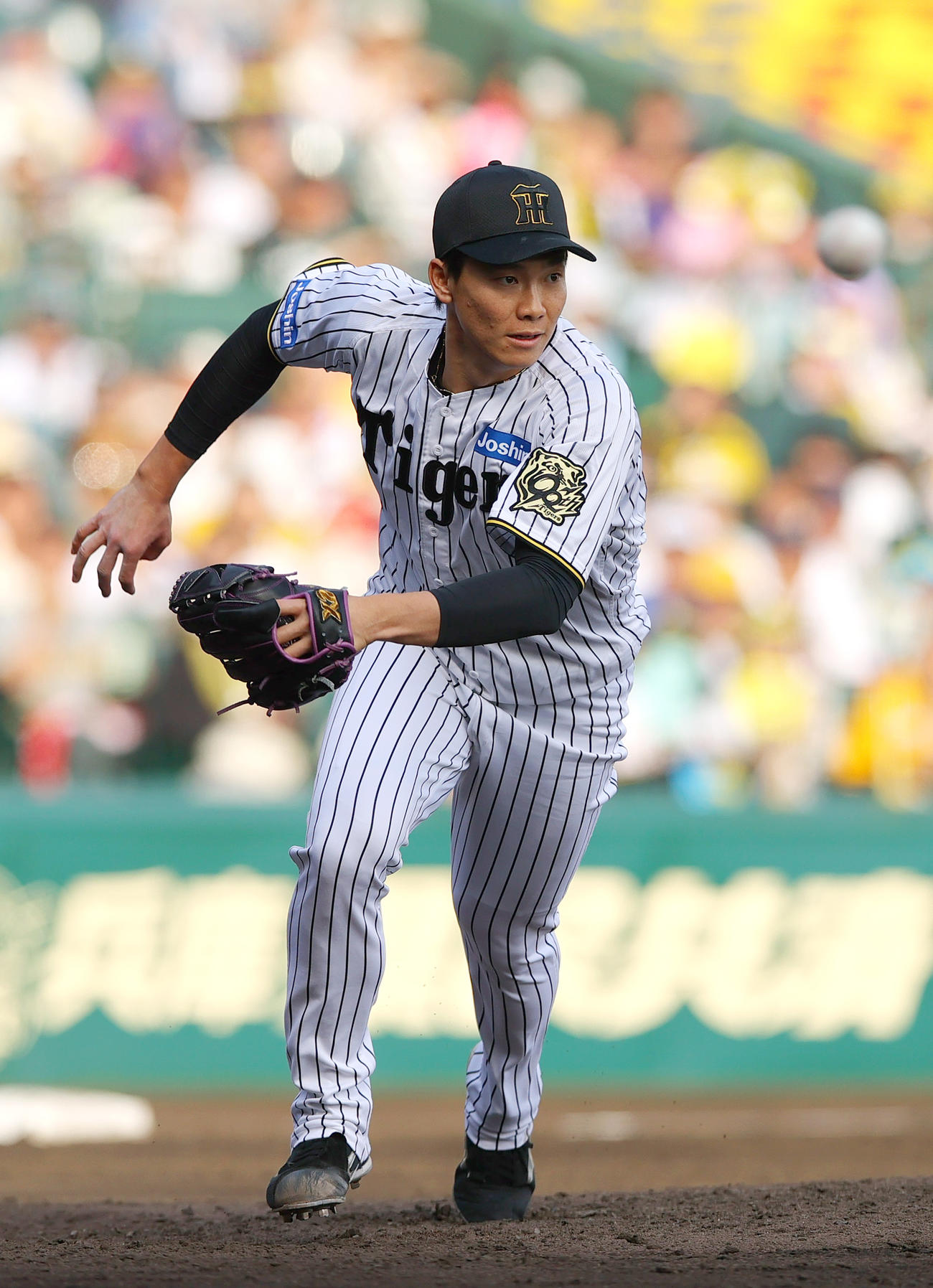 阪神対ヤクルト　7回表ヤクルト1死、湯浅は武岡の一ゴロでカバーに入る（撮影・上山淳一）