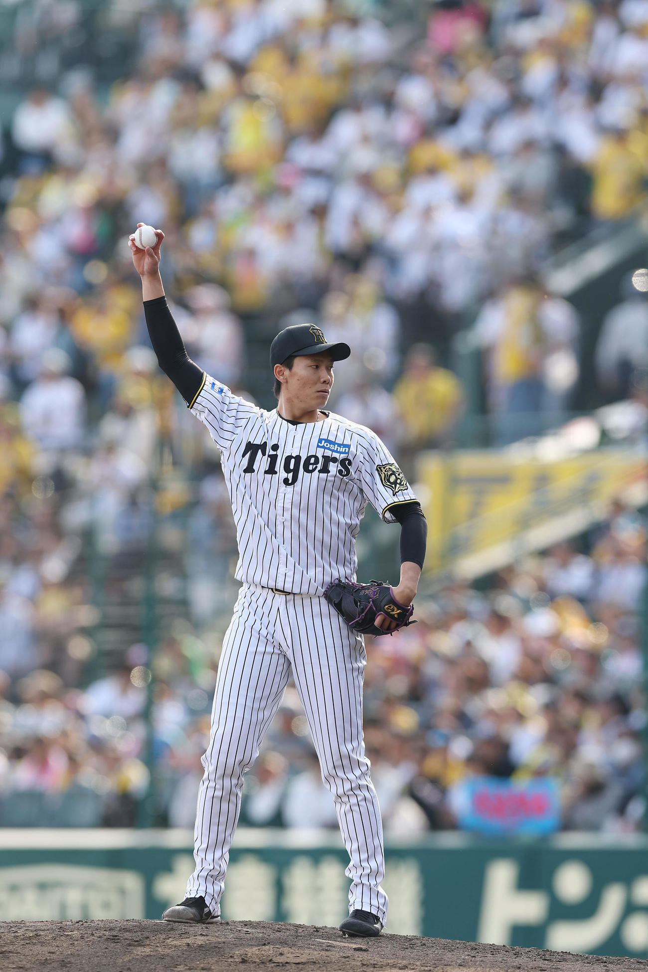 阪神対ヤクルト　7回表、阪神2番手で登板する湯浅（撮影・前田充）