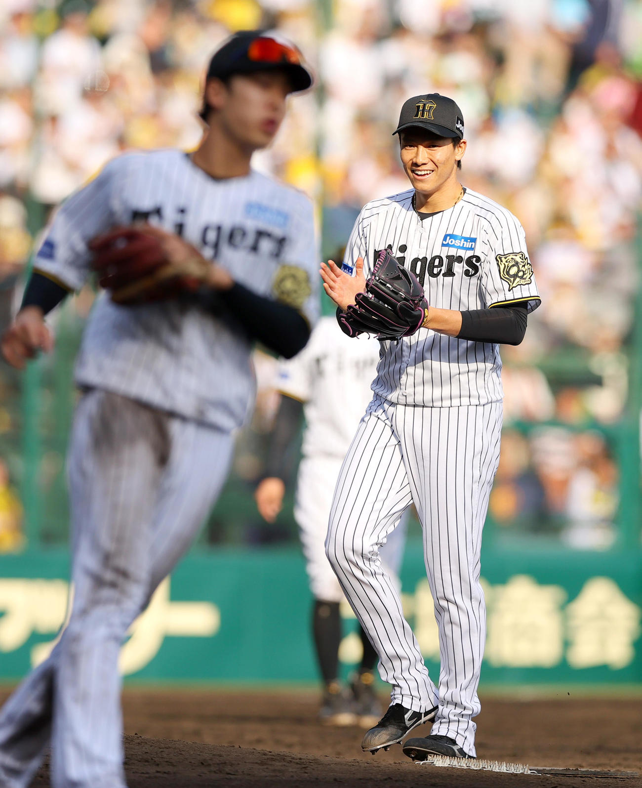 阪神対ヤクルト　7回表ヤクルト無死、湯浅は赤羽を遊ゴロに仕留め好守備を見せた小幡（手前）に向かって拍手をする（撮影・上山淳一）