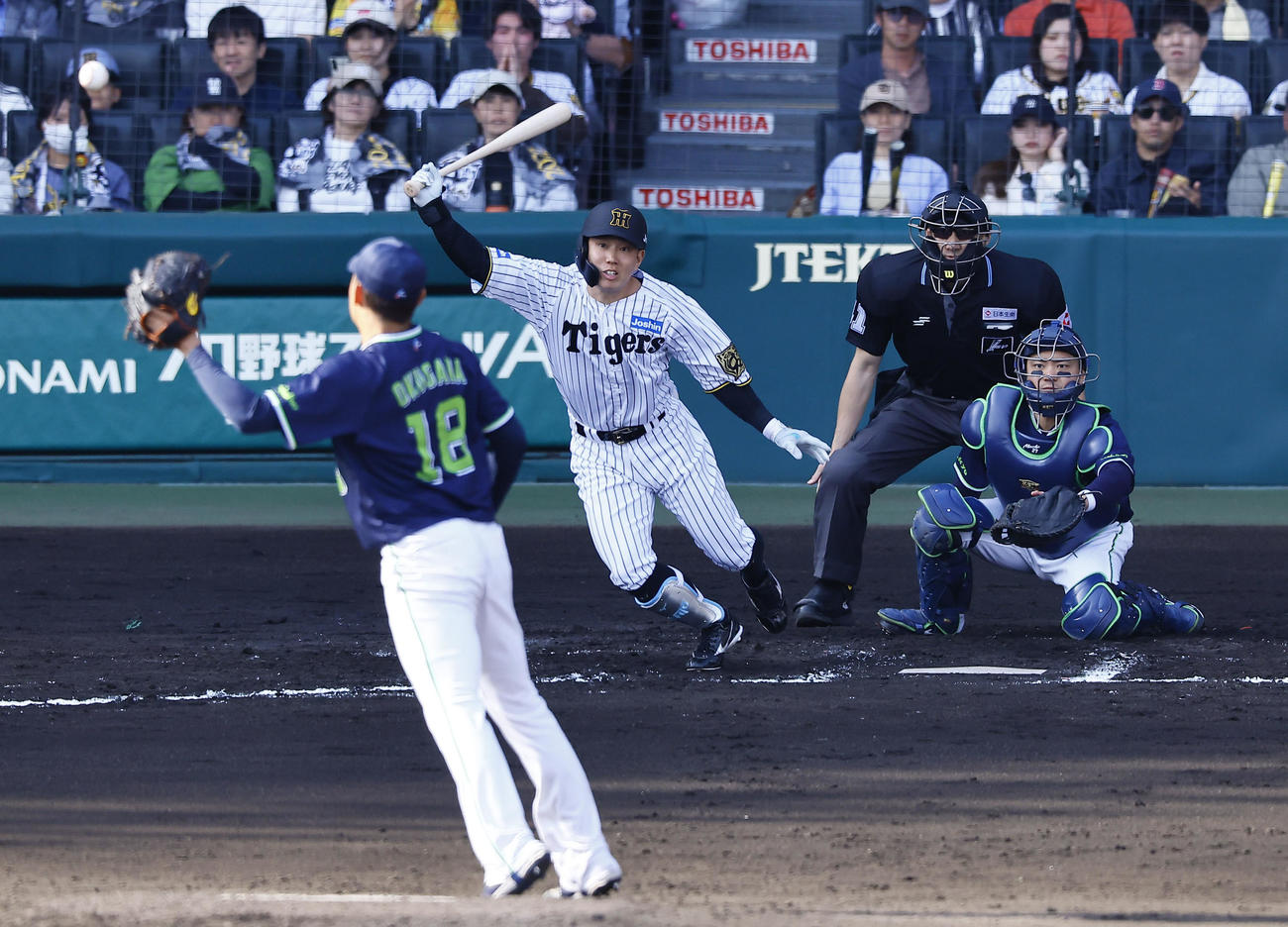 阪神対ヤクルト　6回裏阪神1死二塁、代打糸原は中前打を放つ。投手奥川（撮影・藤尾明華）