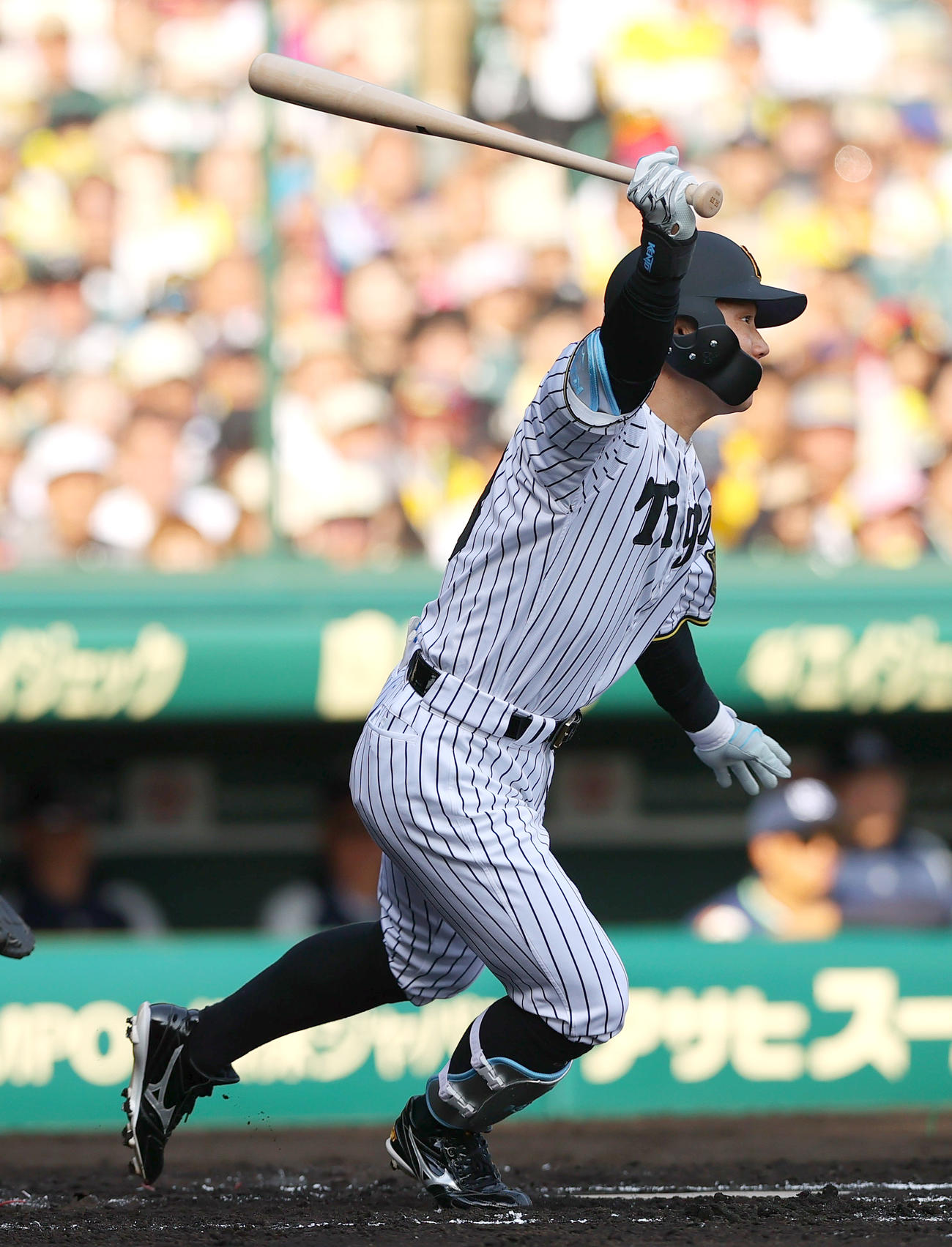 阪神対ヤクルト　6回裏阪神1死一塁、代打糸原は中前打を放つ（撮影・上山淳一）