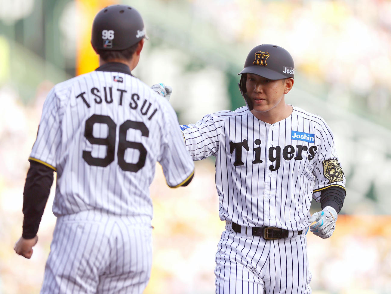 阪神対ヤクルト　6回裏阪神1死一塁、代打糸原（右）は中前打を放つ（撮影・上山淳一）