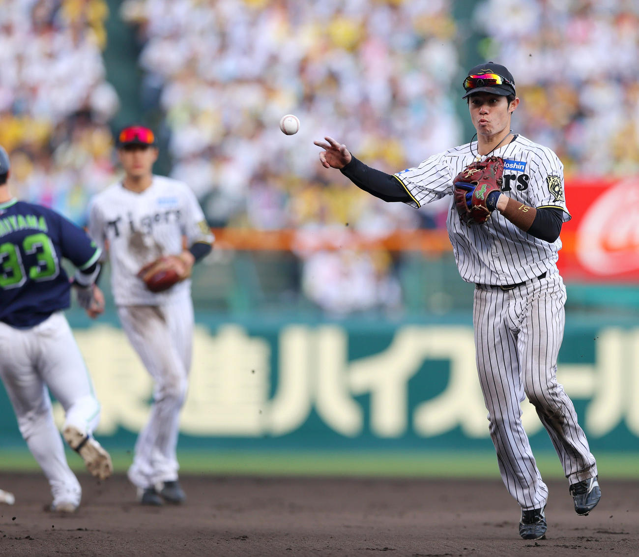 阪神対ヤクルト　9回表ヤクルト2死一塁、中野（右）は岩田を二ゴロに仕留めゲームセット（撮影・上山淳一）