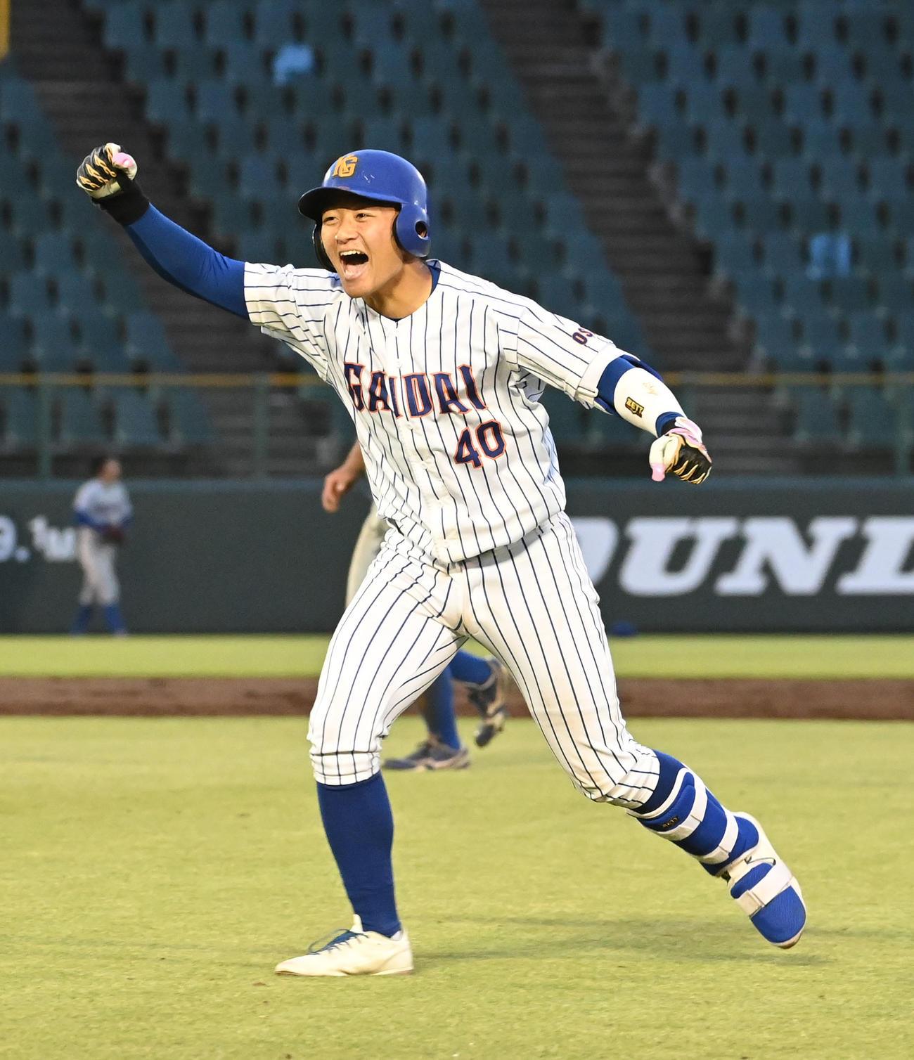 関西国際大対関西外大　9回裏関西外大1死三塁、左犠飛を放った野上はガッツポーズ（撮影・滝沢美穂子）