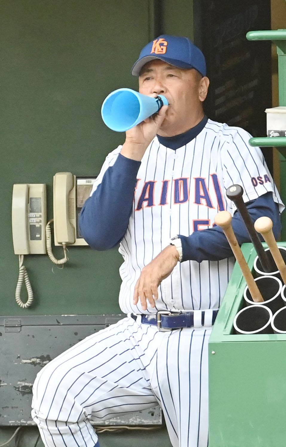 関西国際大対関西外大　選手に声をかける関西外大の西浦監督（撮影・滝沢美穂子）