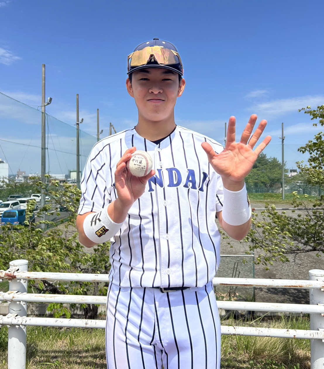 東北学院大対仙台大　本塁打ボールを手に「5」のポーズをみせる仙台大・平川（撮影・木村有優）