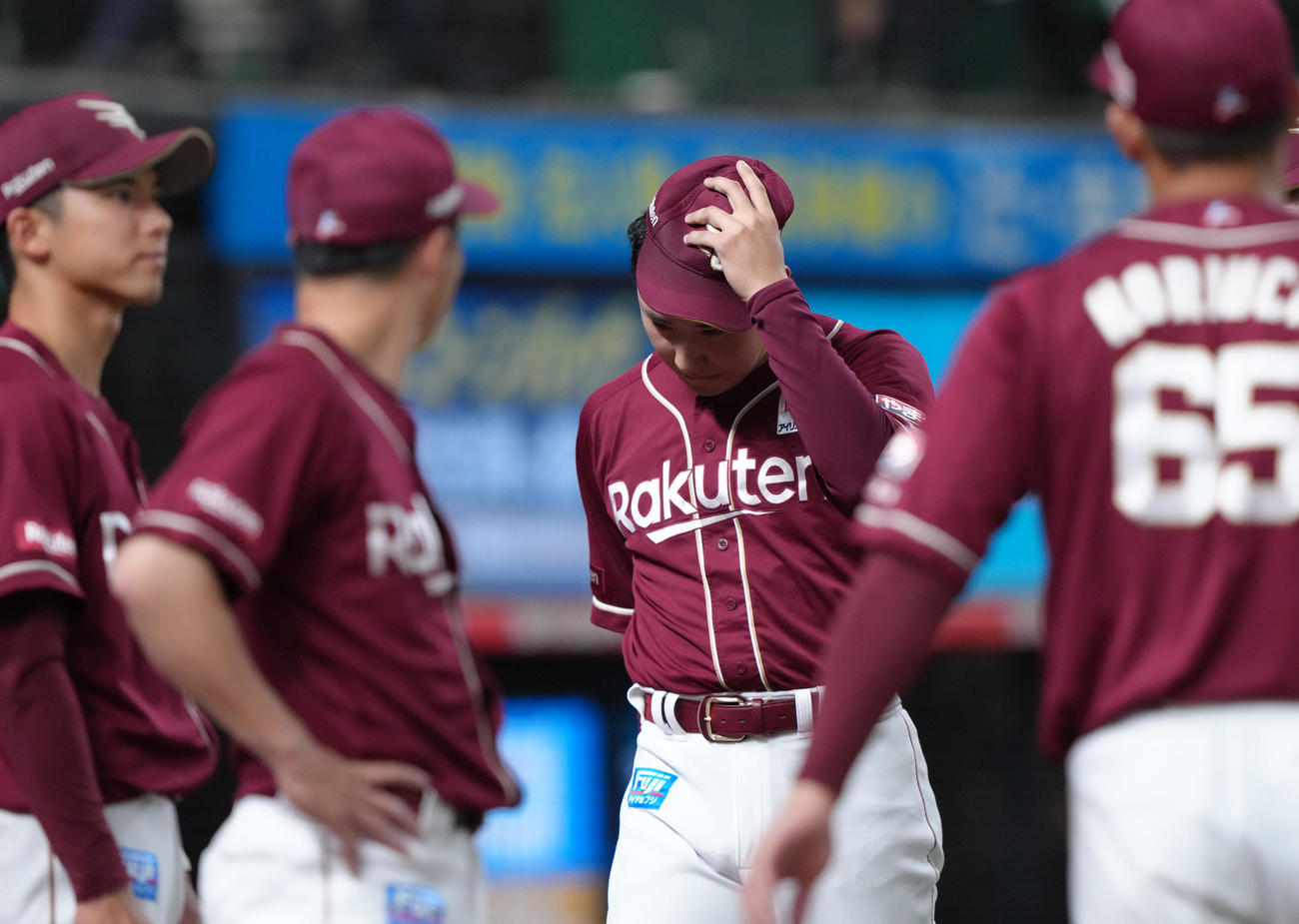 1日、西武戦でチームのサヨナラ負けにがっくりと引き揚げる楽天藤平（中央右）