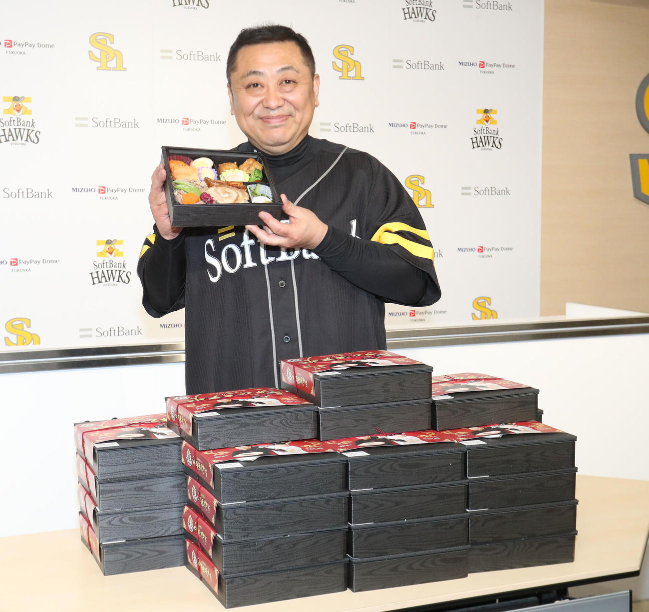 菰田欣也シェフの「山川選手の中華無双弁当」、はつらつとPRする（撮影・梅根麻紀）