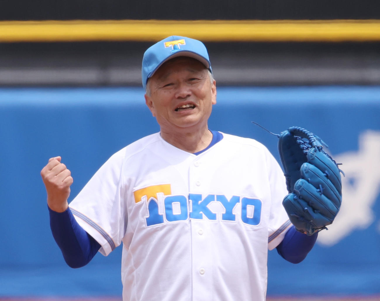 慶大対東大戦の前に始球式を務めた東大OBの平野裕一氏（撮影・柴田隆二）