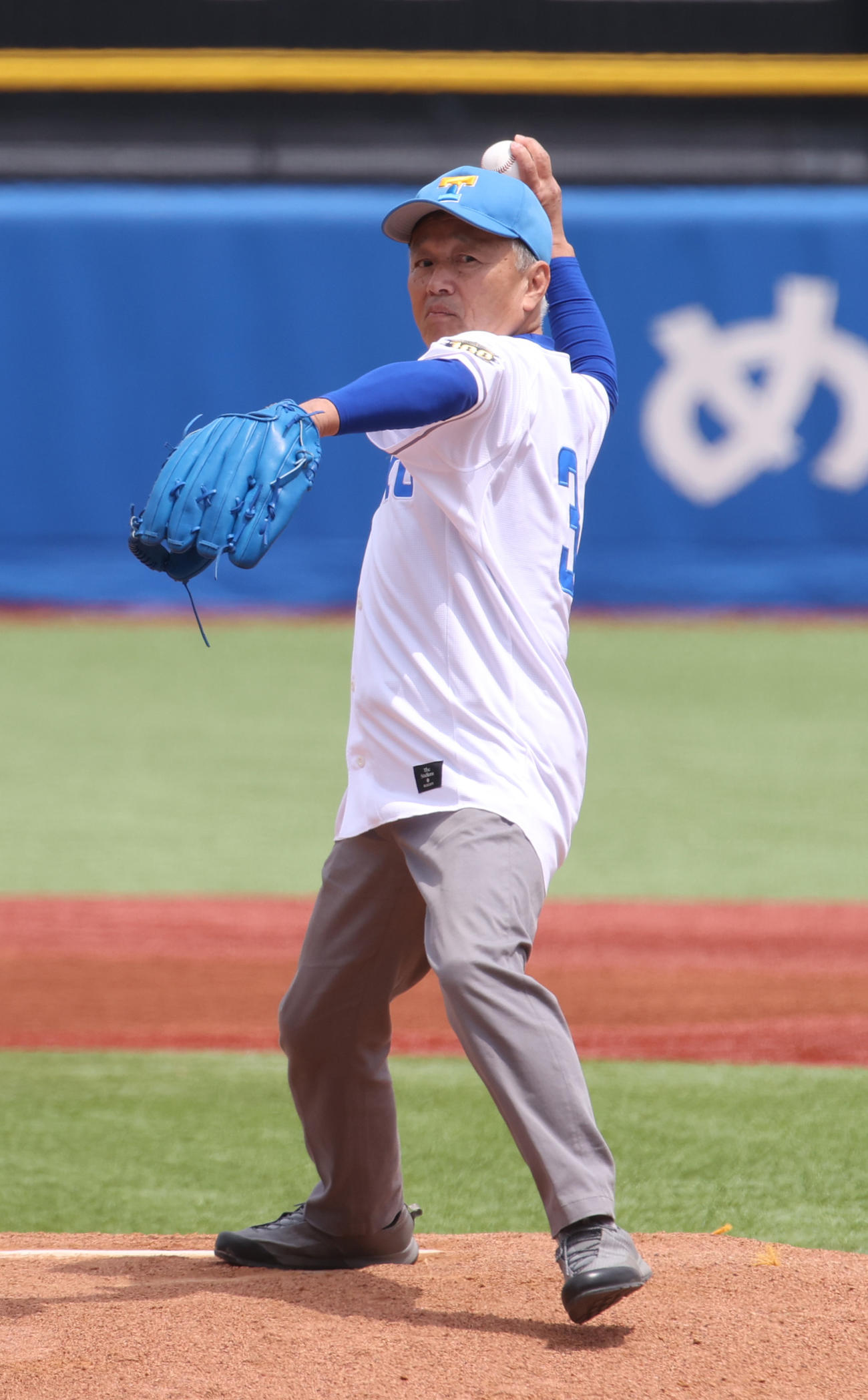 慶大対東大戦の前に始球式を務めた東大OBの平野裕一氏（撮影・柴田隆二）
