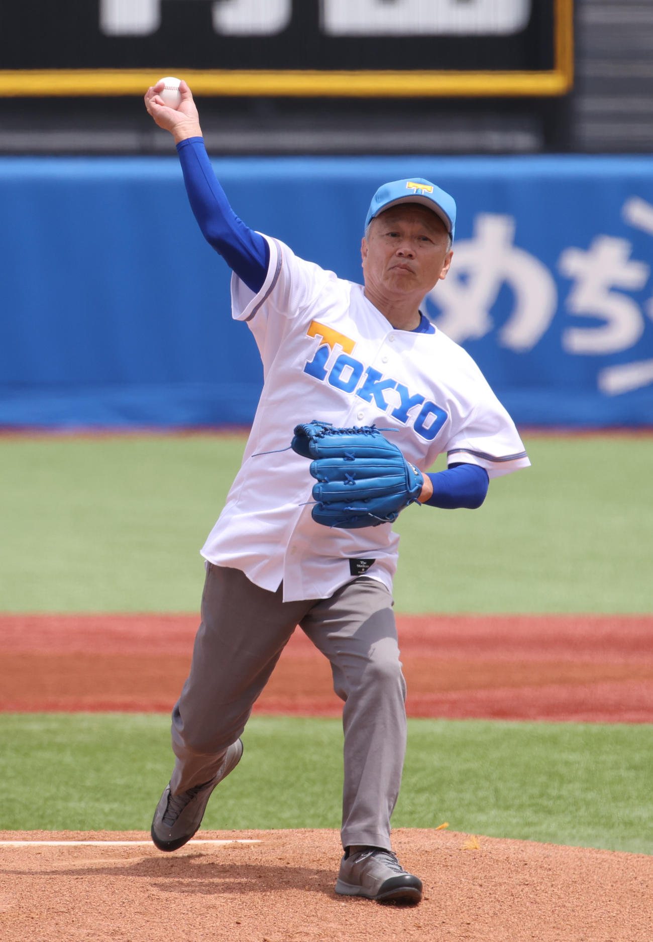慶大対東大戦の前に始球式を務めた東大OBの平野裕一氏（撮影・柴田隆二）