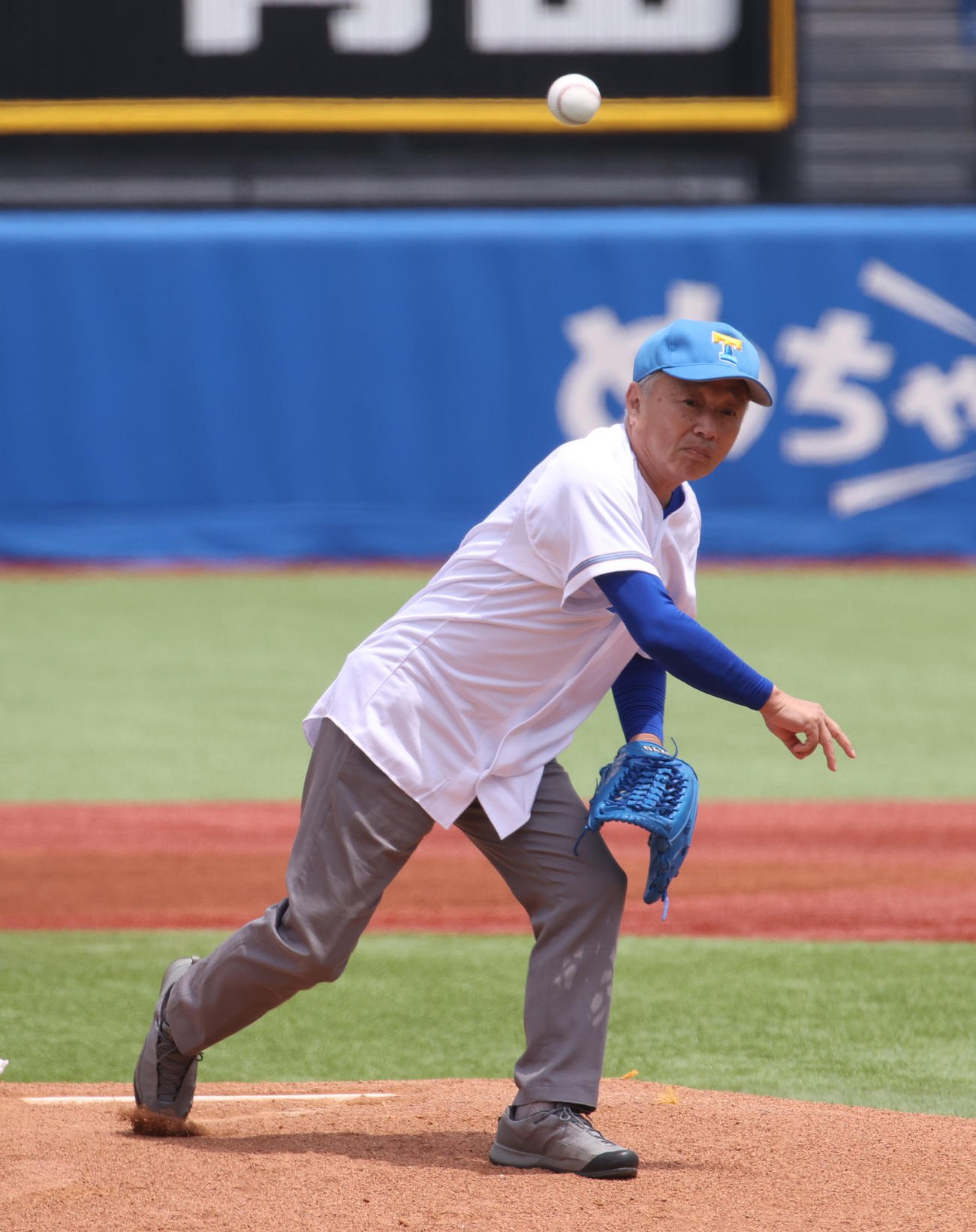 慶大対東大戦の前に始球式を務めた東大OBの平野裕一氏（撮影・柴田隆二）