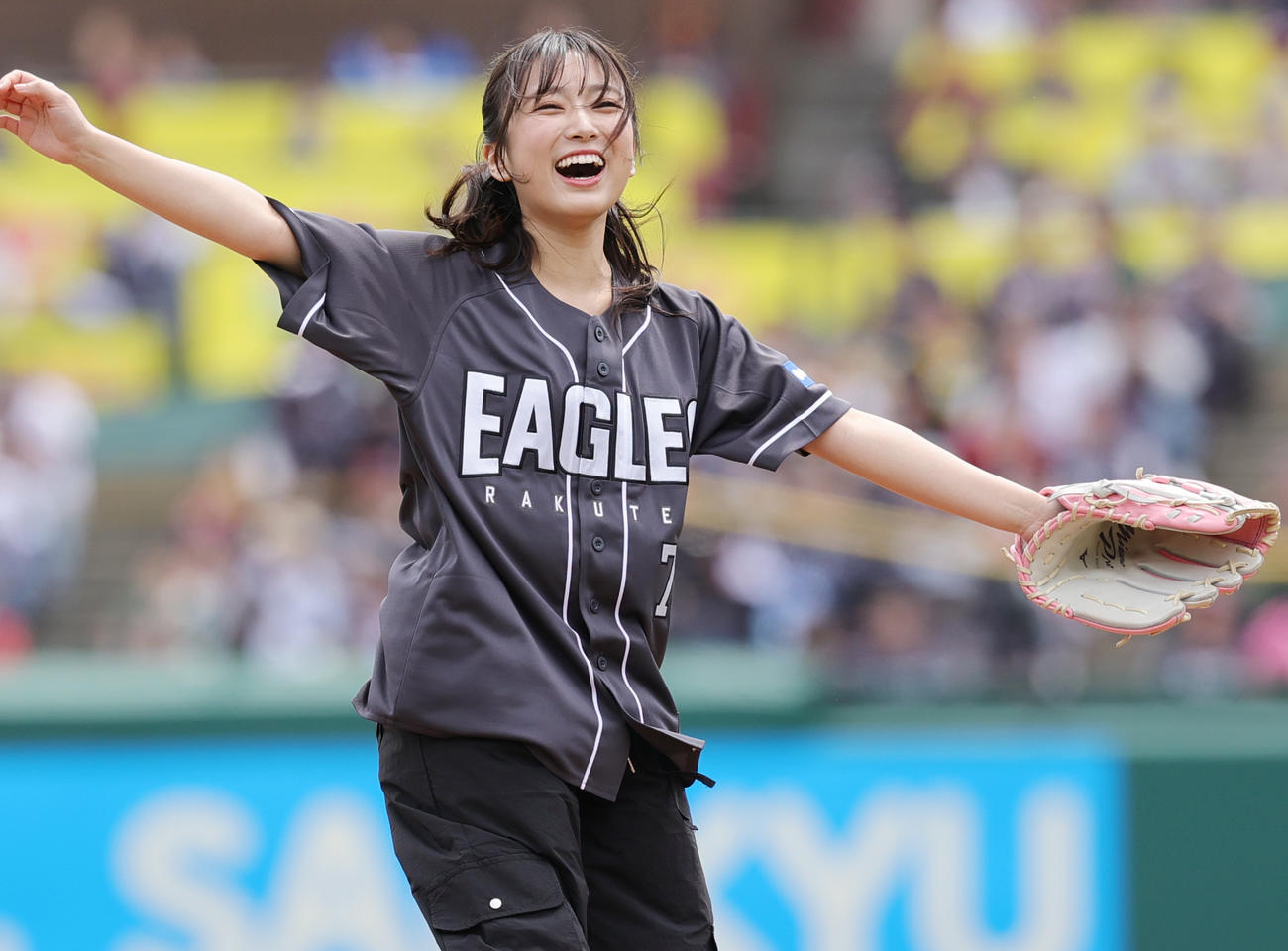 楽天対オリックス　始球式を行い笑顔を見せる矢吹奈子（撮影・野上伸悟）