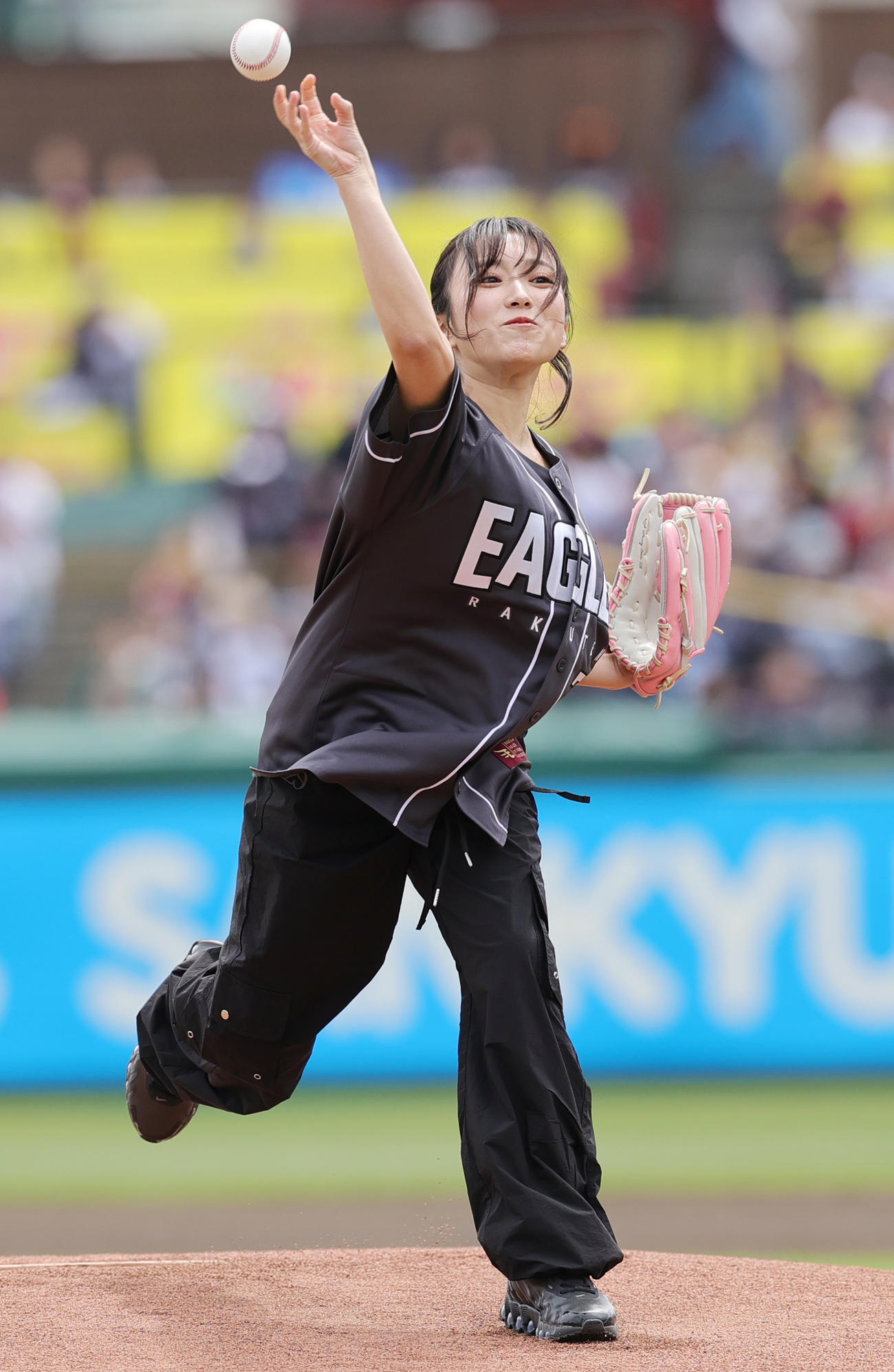 楽天対オリックス　始球式を行う矢吹奈子（撮影・野上伸悟）