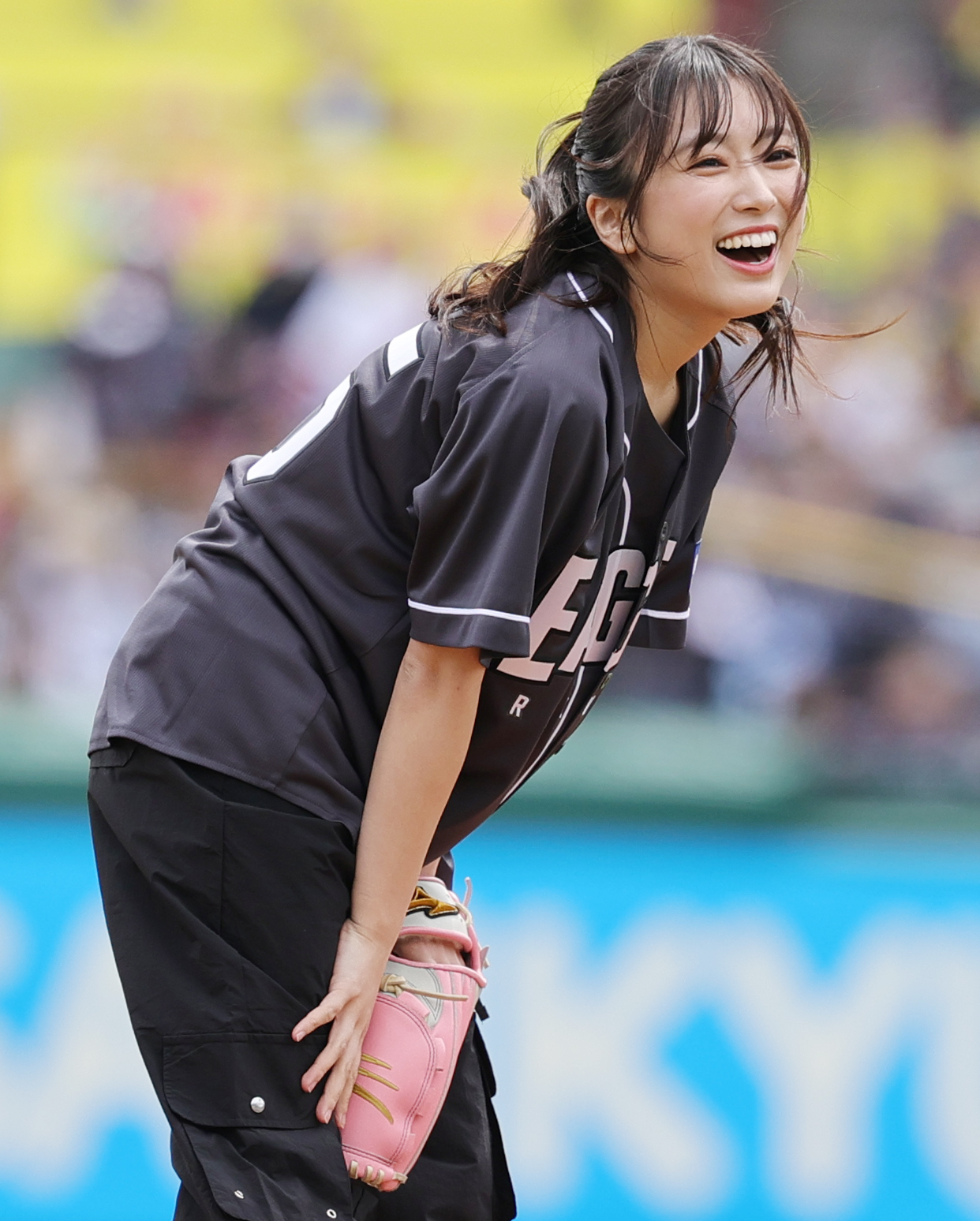 楽天対オリックス　始球式を行い笑顔を見せる矢吹奈子（撮影・野上伸悟）