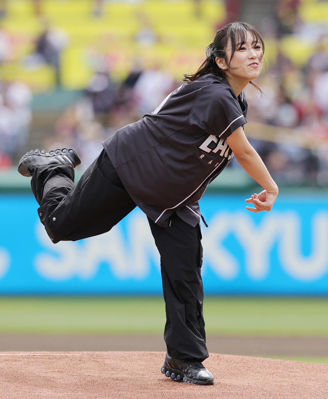 楽天対オリックス　始球式を行う矢吹奈子（撮影・野上伸悟）