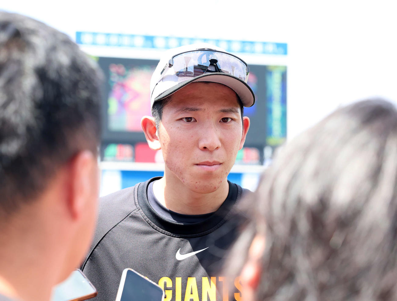 DeNA対巨人　試合前、報道陣の質問に答える巨人戸郷（撮影・浅見桂子）