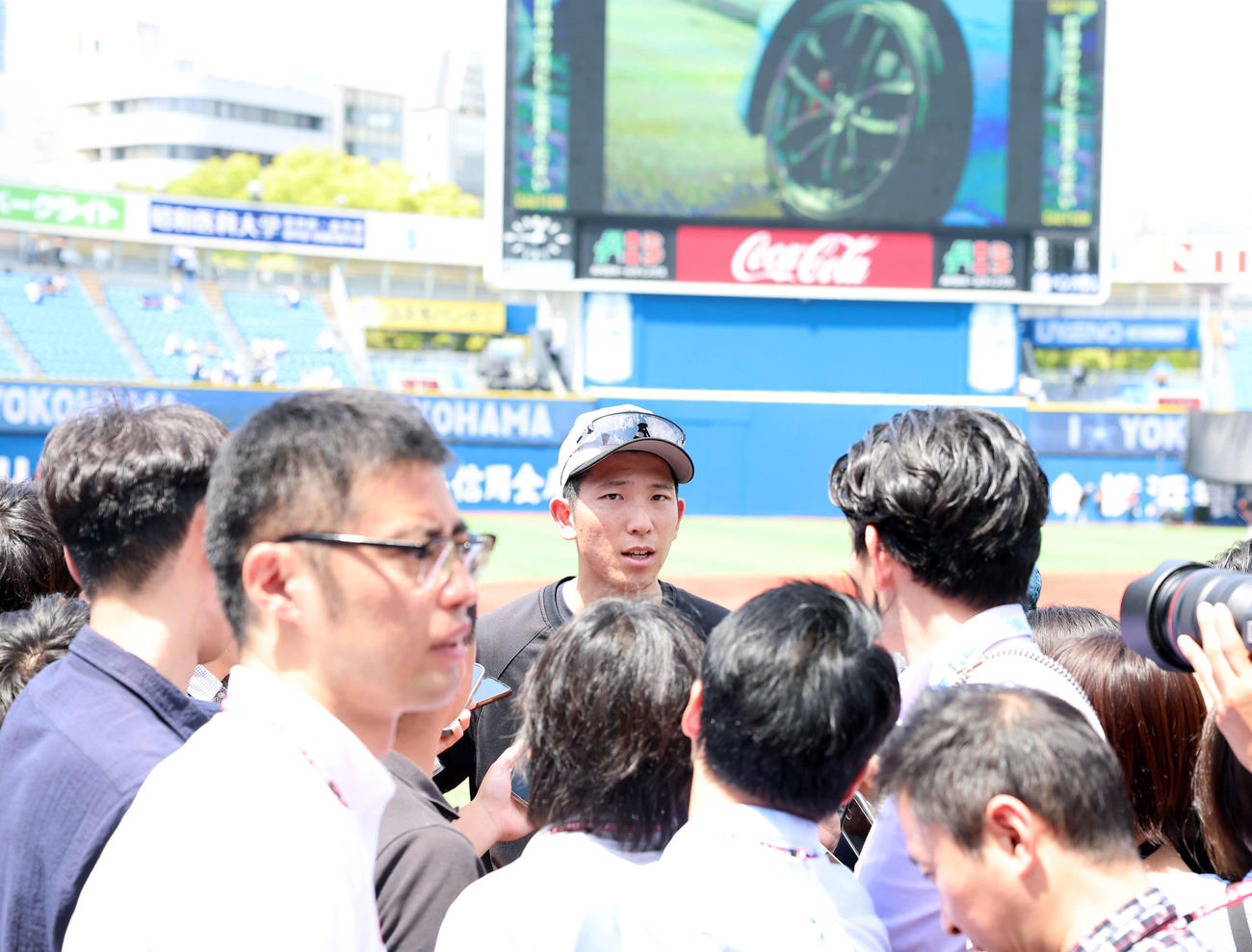 DeNA対巨人　試合前、報道陣の質問に答える巨人戸郷（撮影・浅見桂子）