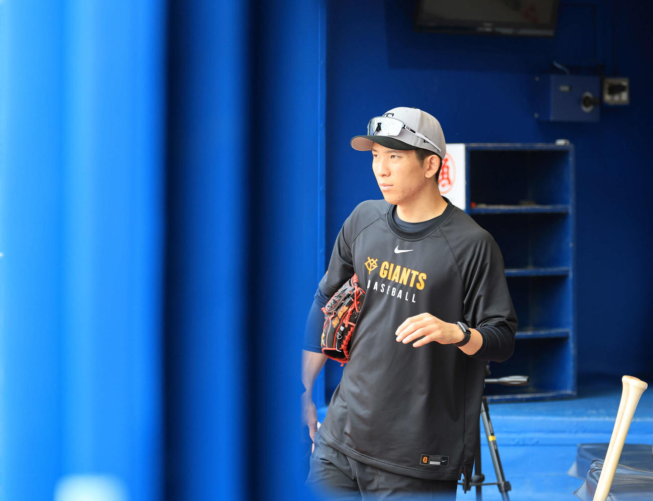 DeNA対巨人　試合前練習に向かう巨人戸郷（撮影・浅見桂子）