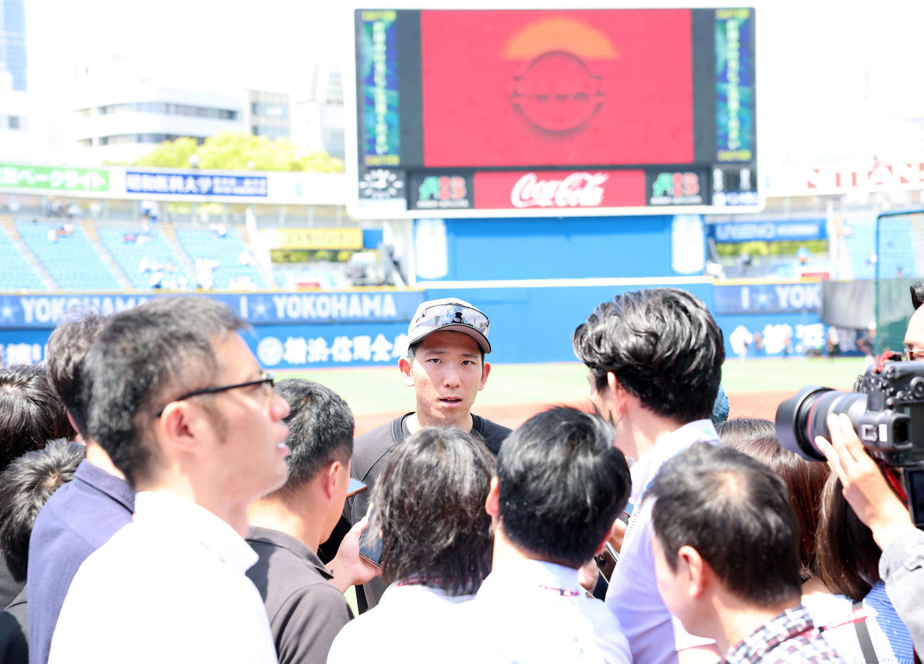 DeNA対巨人　試合前、報道陣の質問に答える巨人戸郷（撮影・浅見桂子）