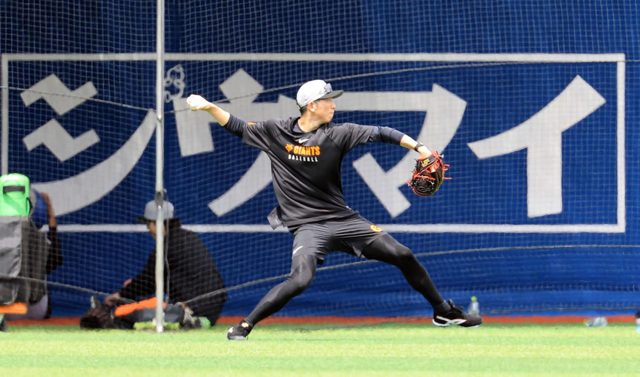 DeNA対巨人　試合前、かげろうが出る中キャッチボールする巨人戸郷（撮影・浅見桂子）