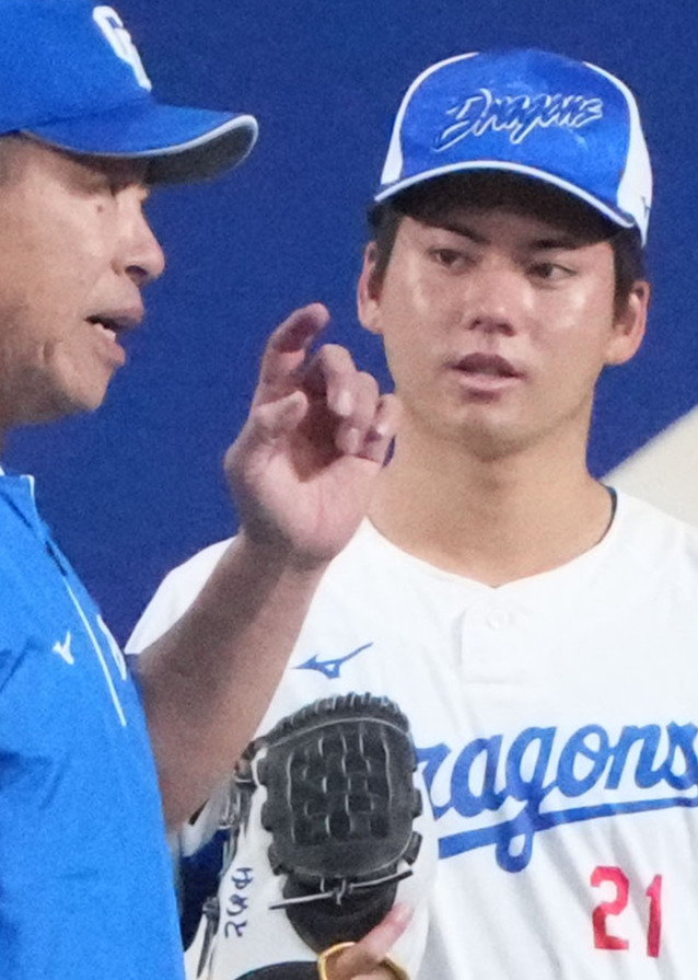 2025年5月1日、中日井上監督（左）と言葉を交わす金丸