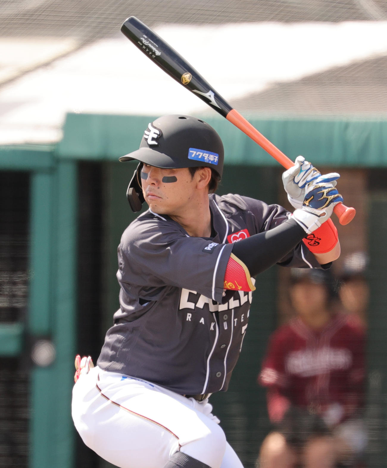 楽天対オリックス　2回裏楽天無死、魚雷バットを使用する鈴木大（撮影・野上伸悟）