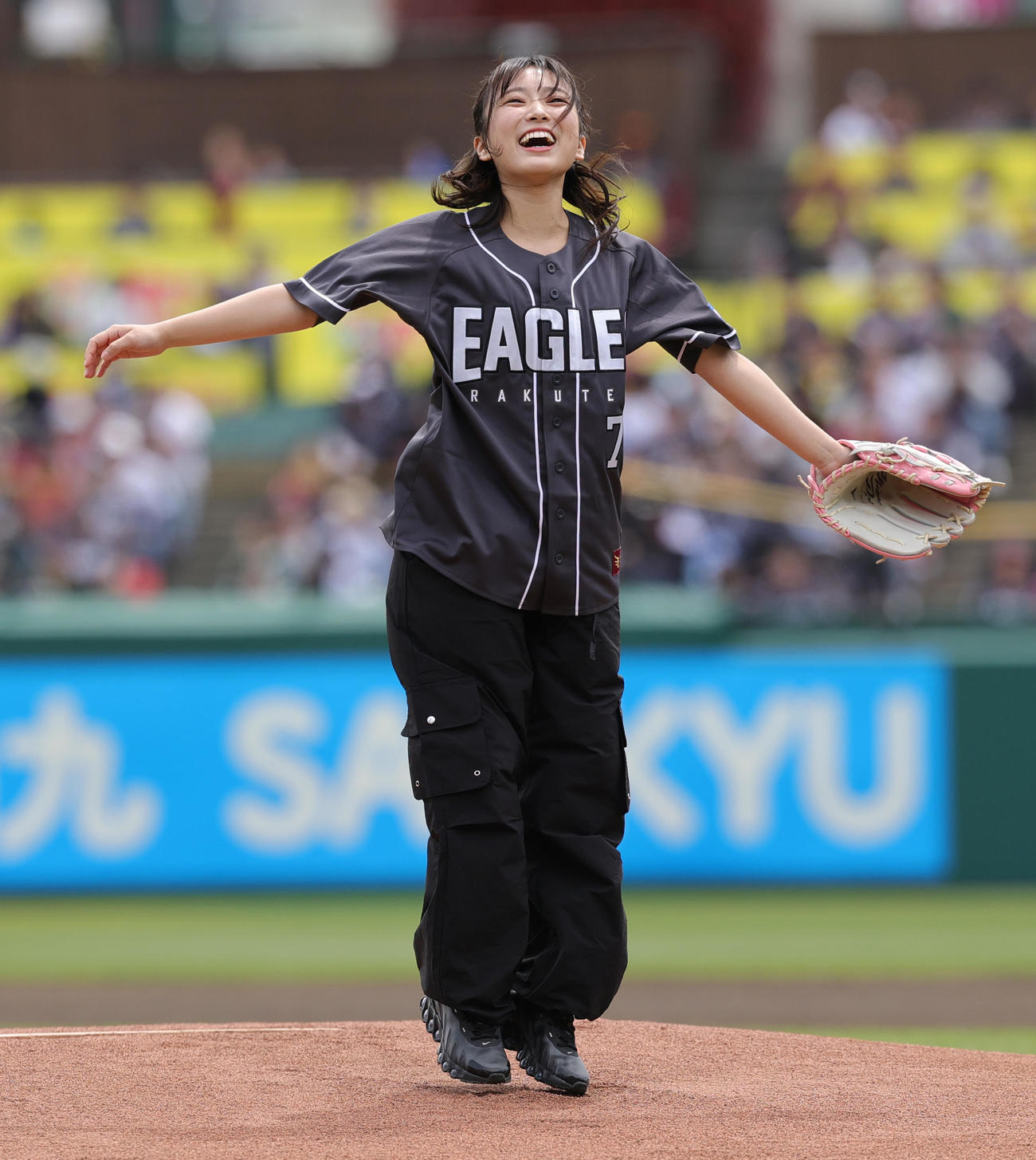 楽天対オリックス　始球式を行い笑顔を見せる矢吹奈子（撮影・野上伸悟）