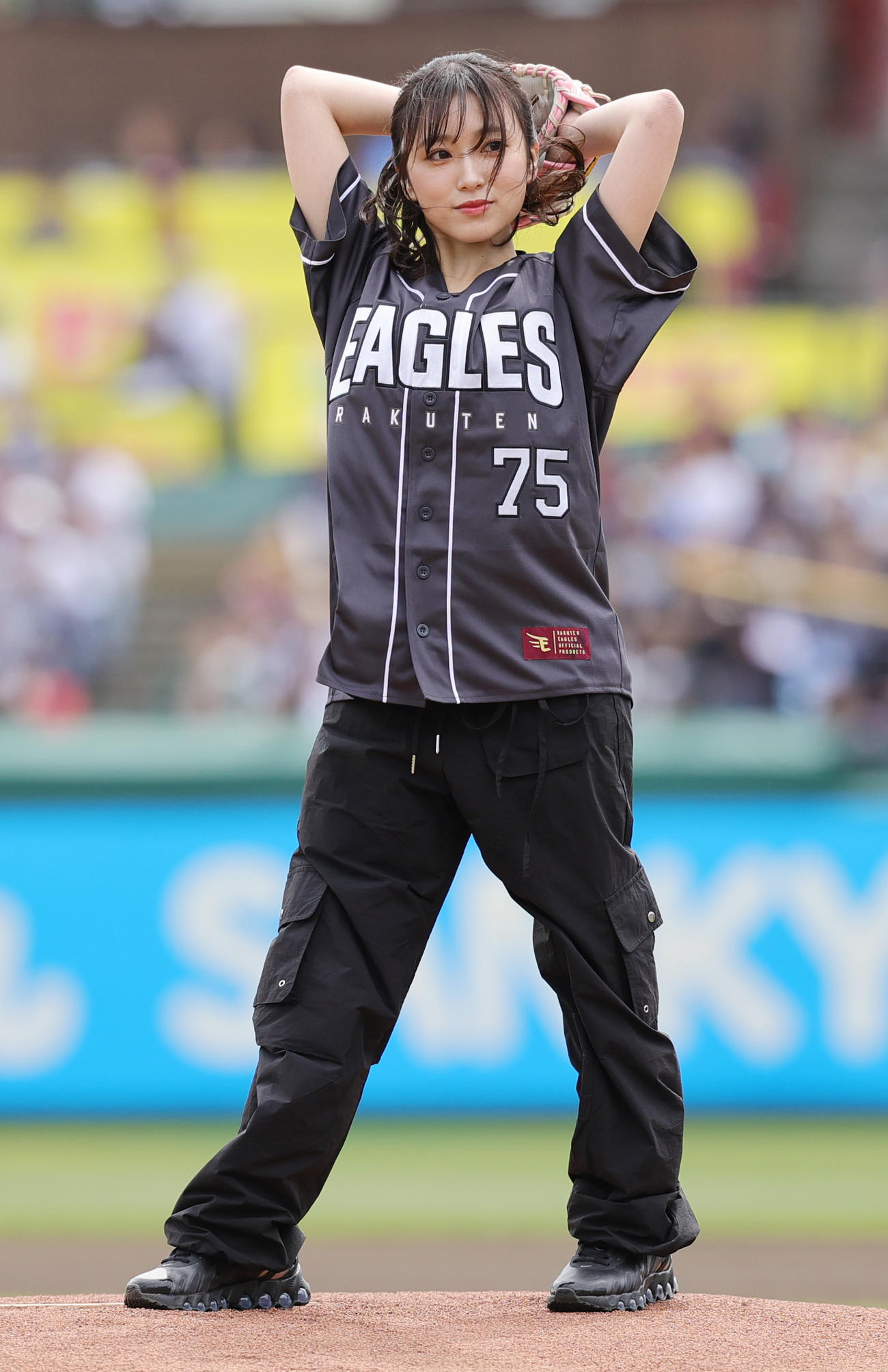 楽天対オリックス　始球式を行う矢吹奈子（撮影・野上伸悟）