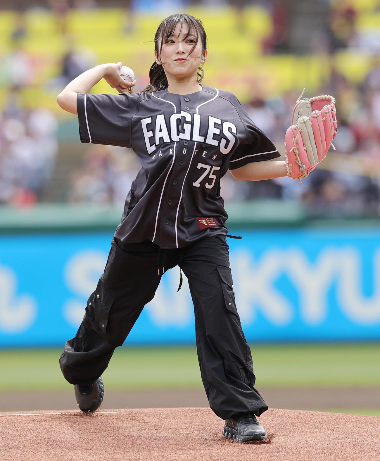楽天対オリックス　始球式を行う矢吹奈子（撮影・野上伸悟）