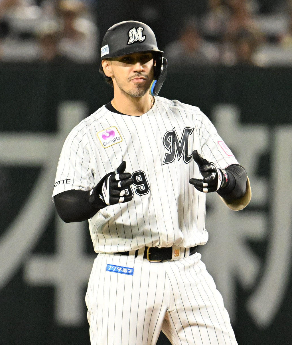 ソフトバンク対ロッテ　4回表ロッテ2死満塁、ソトは先制適時二塁打を放つ（撮影・林敢治）