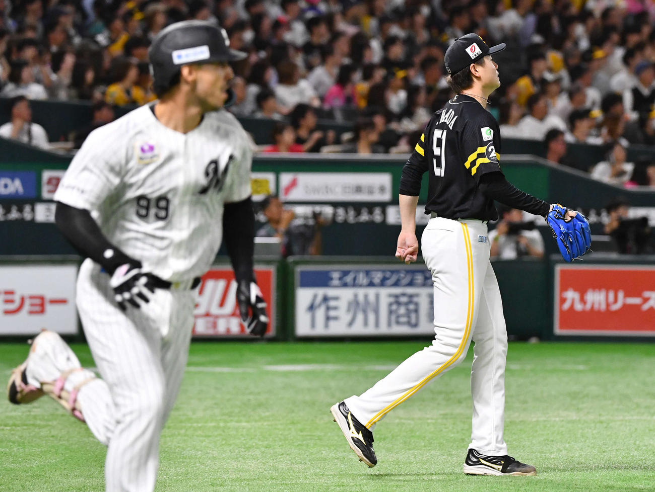 ソフトバンク対ロッテ　4回表ロッテ2死満塁、ソト（左）に先制の2点適時左二塁打を打たれた前田純（撮影・岩下翔太）