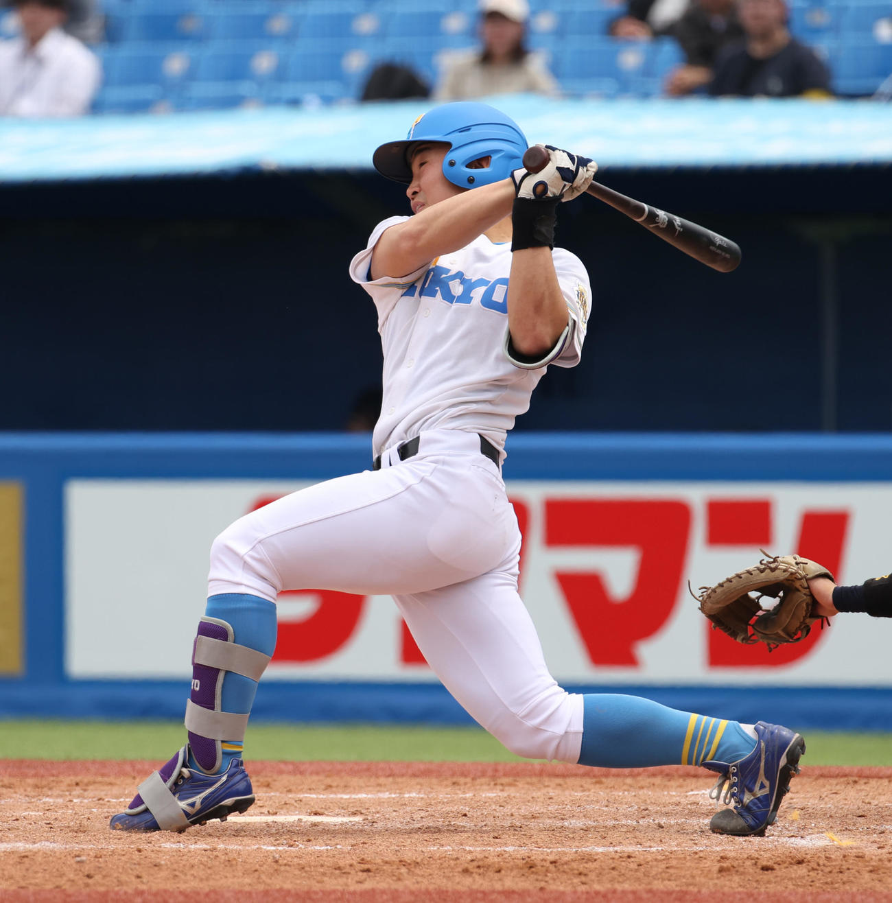 慶大対東大　4回裏東大無死二塁、大原は中前に適時打を放つ（撮影・柴田隆二）