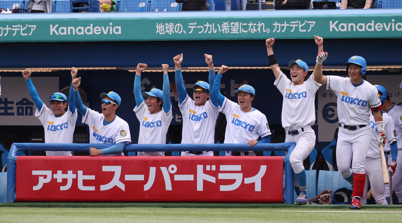 慶大対東大　4回裏東大無死二塁、大原の中前適時打に喜ぶナイン（撮影・柴田隆二）