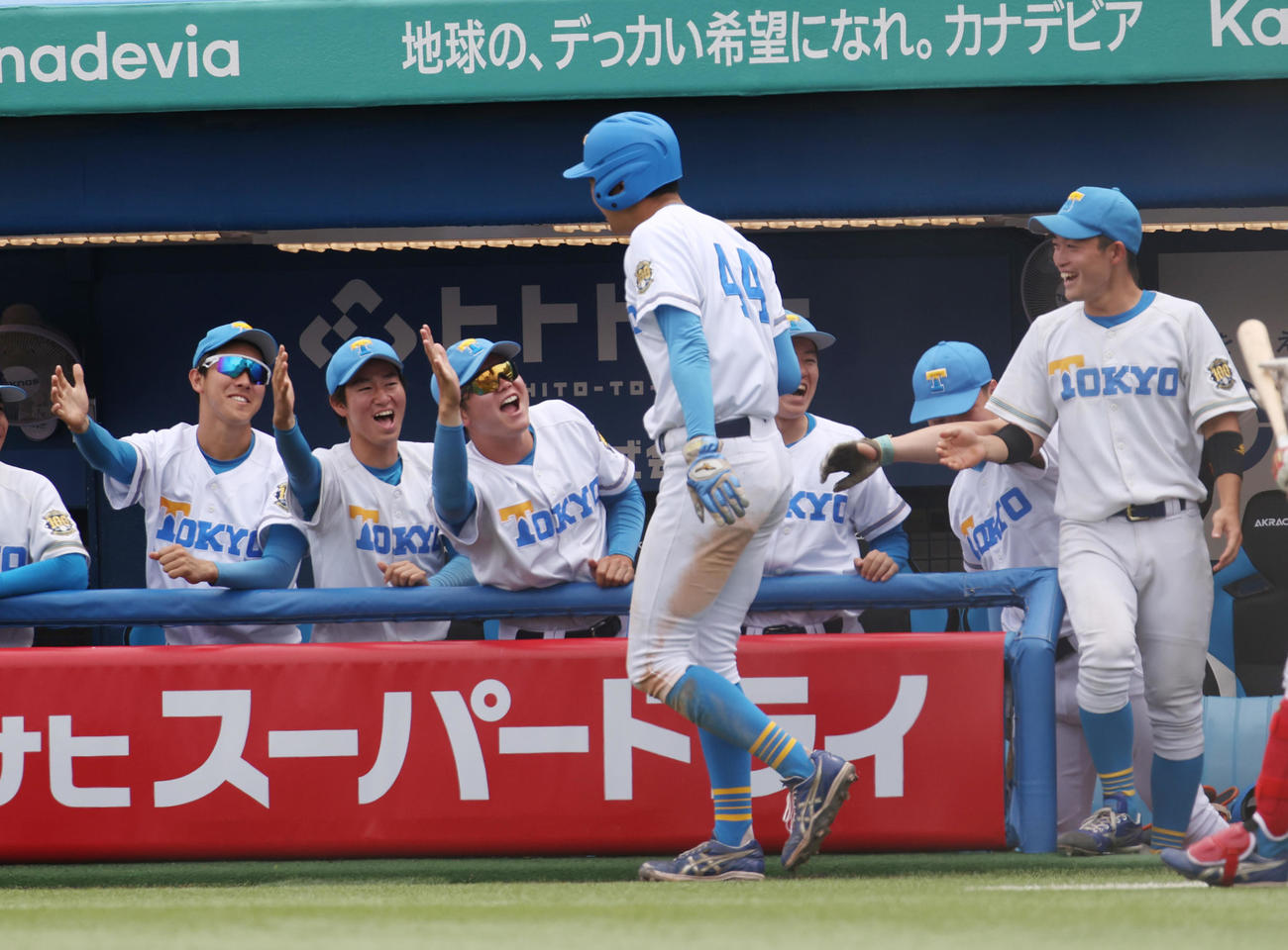 慶大対東大　4回裏東大無死二塁、大原の中前適時打で生還した二塁走者中山はナインの出迎えを受ける（撮影・柴田隆二）