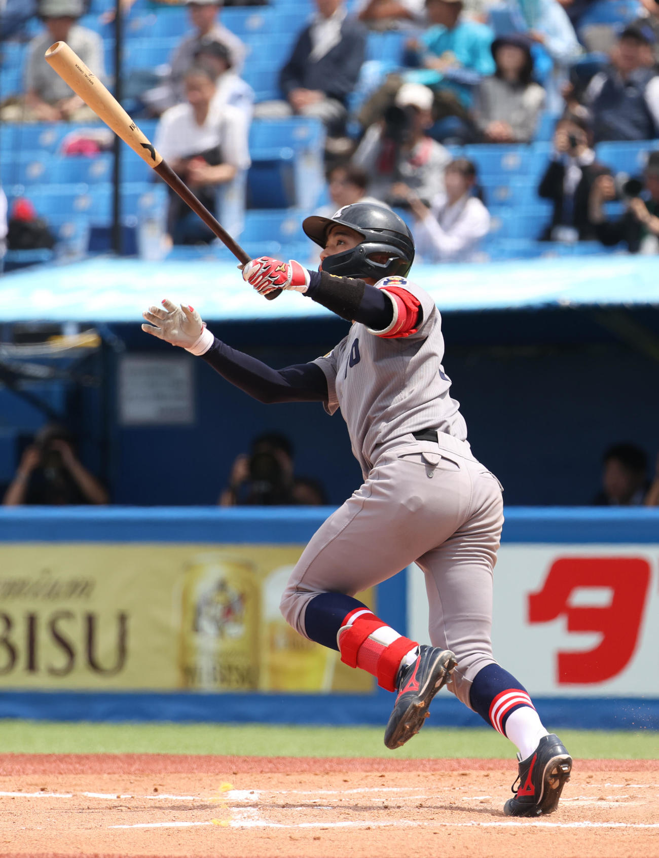 慶大対東大　7回表慶大1死、渡辺憩は左越えに本塁打を放つ（撮影・柴田隆二）