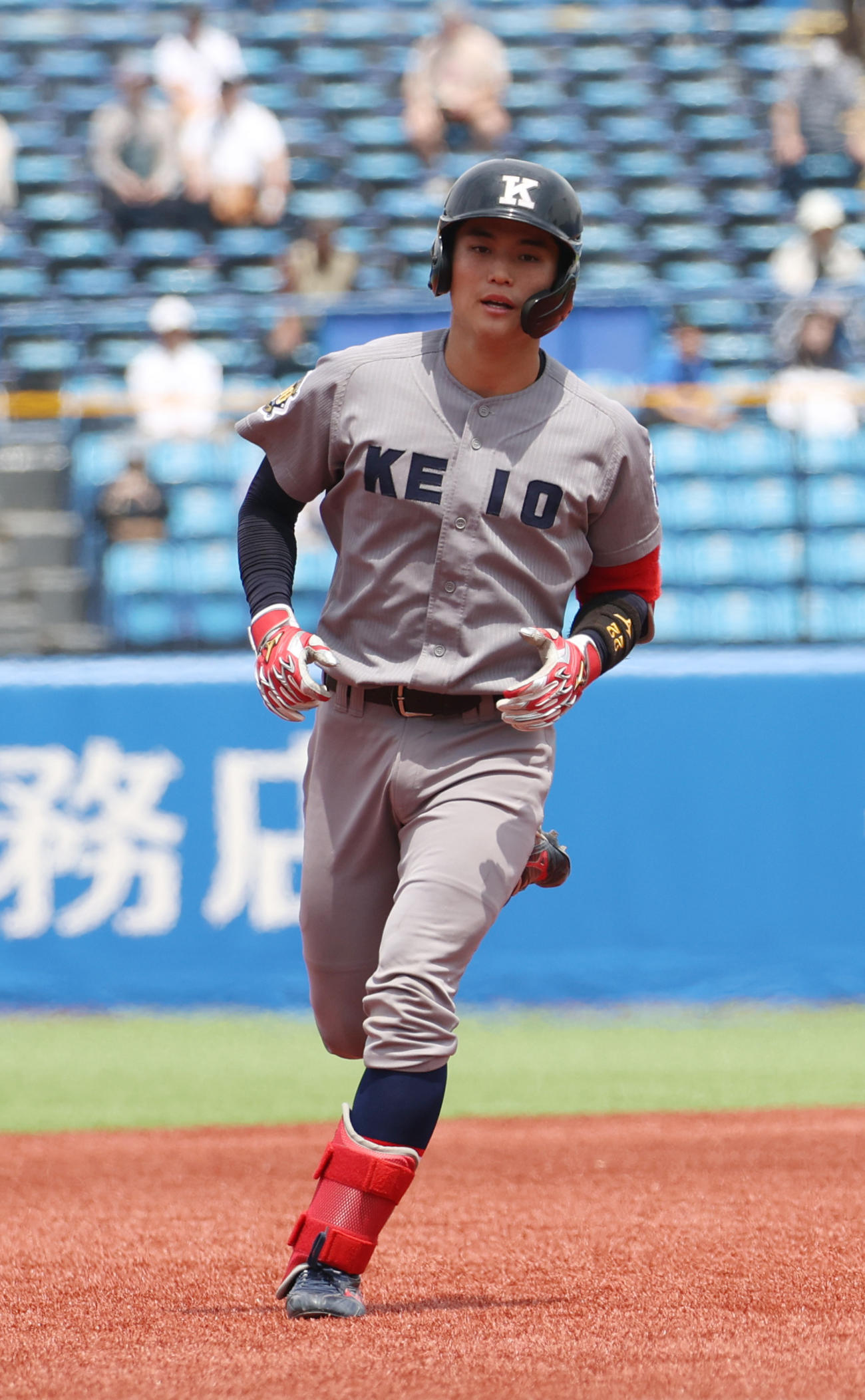 慶大対東大　7回表慶大1死、渡辺憩は左越えに本塁打を放ち三塁に向かう（撮影・柴田隆二）