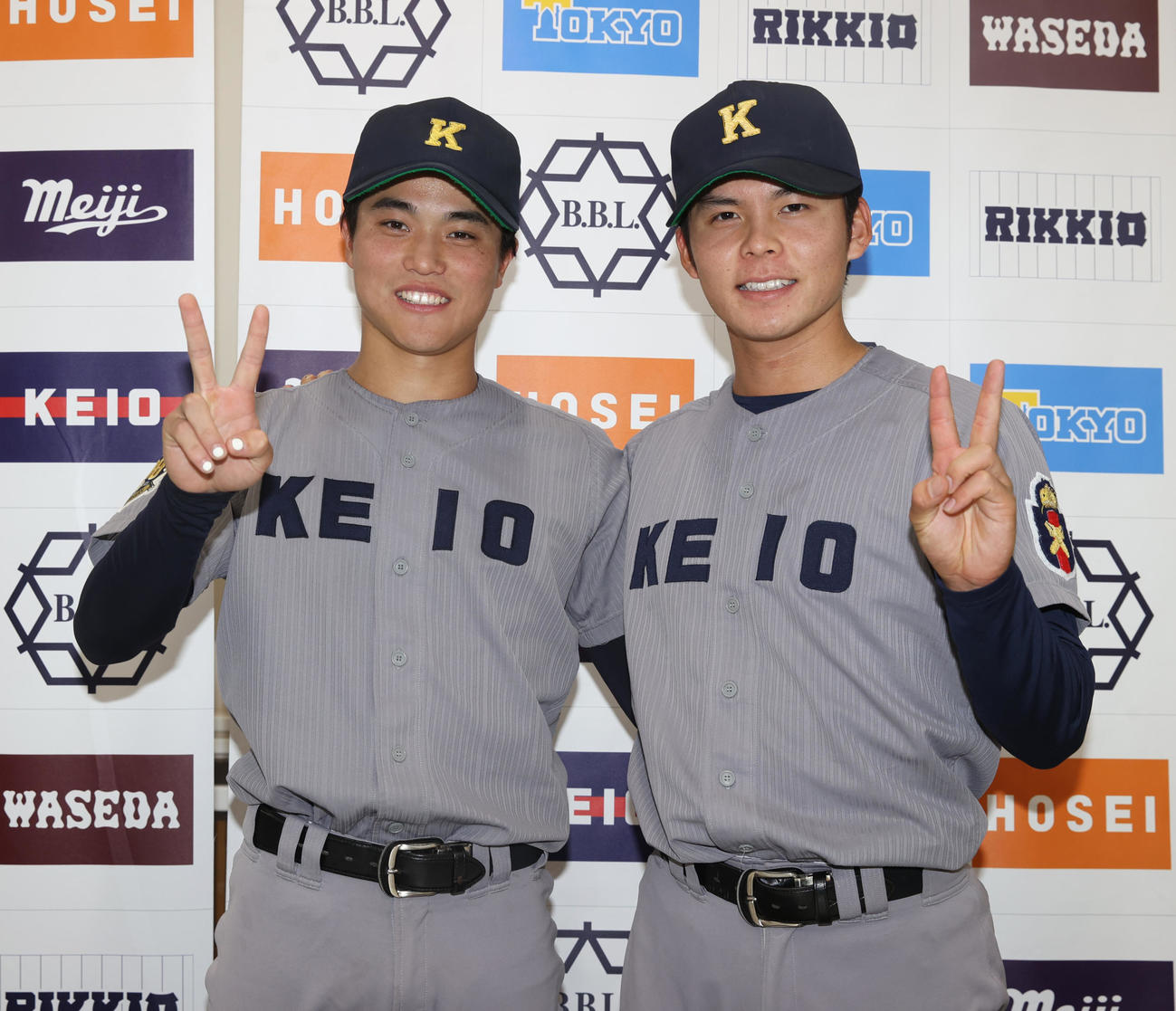 慶大対東大　慶大・渡辺憩捕手（左）と外丸は勝ち点を挙げVサインする（撮影・柴田隆二）