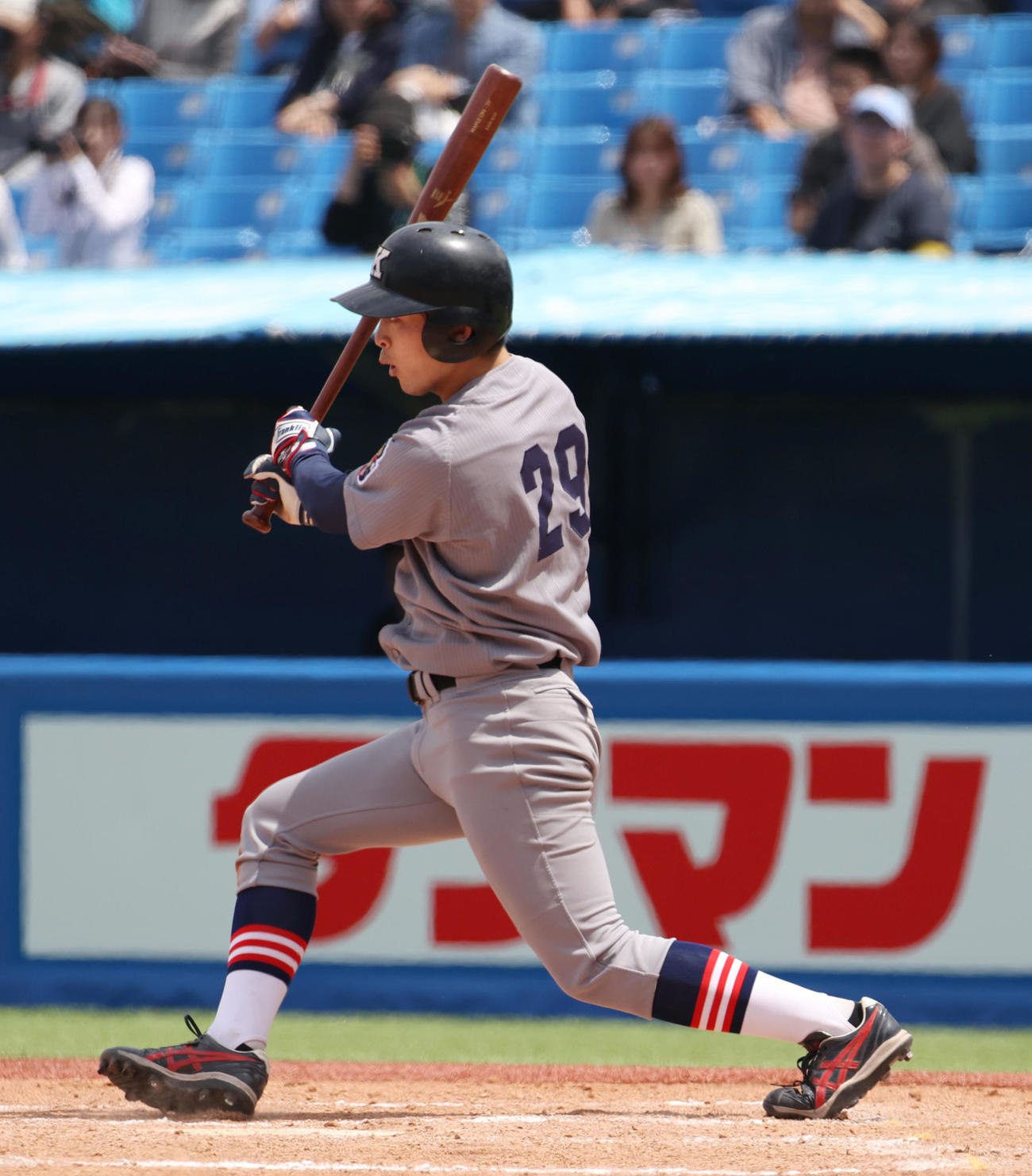 慶大対東大　7回表慶大2死一、三塁、小原は中前に適時打を放つ（撮影・柴田隆二）