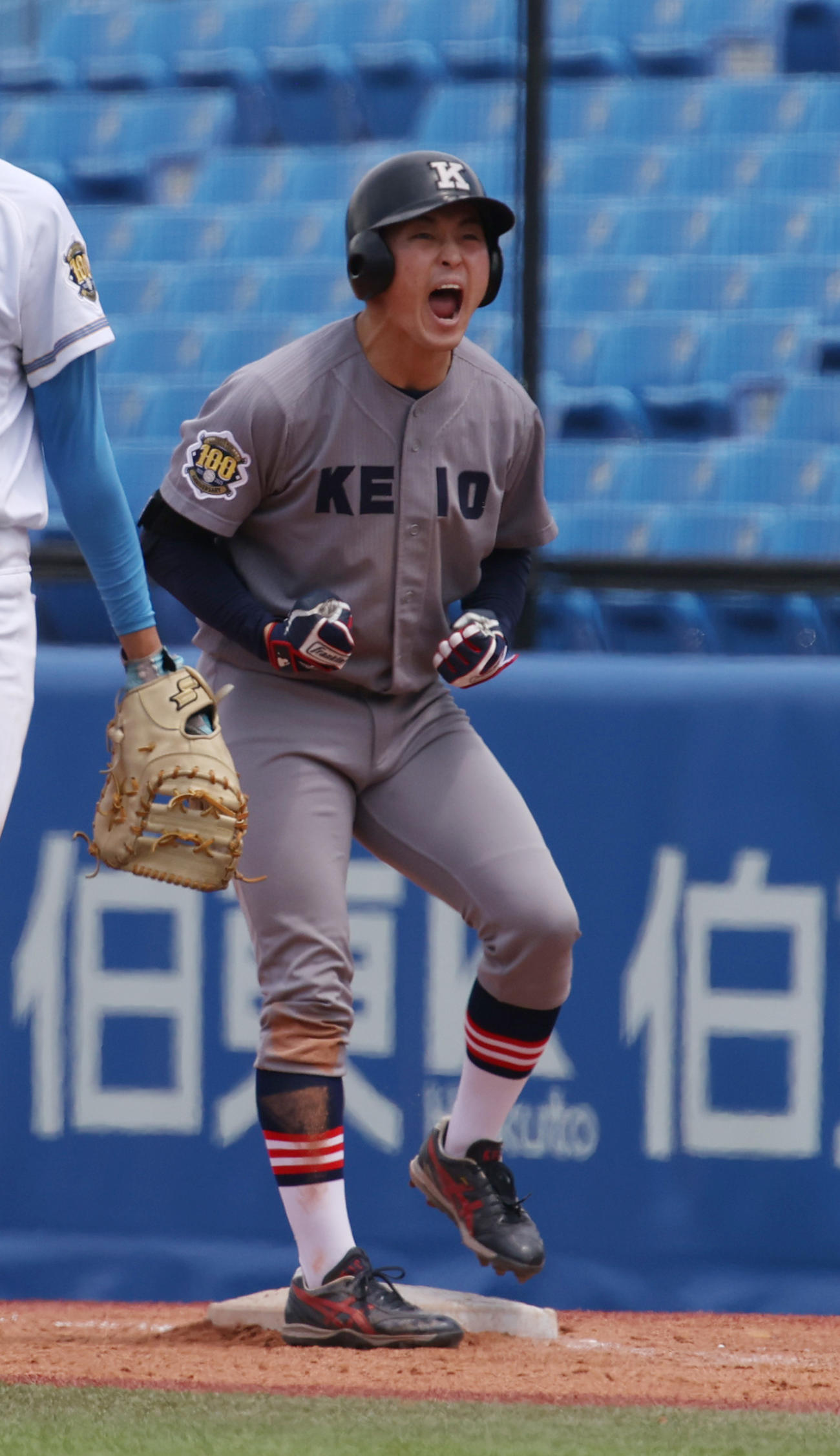慶大対東大　7回表慶大2死一、三塁、小原は中前に適時打を放つ（撮影・柴田隆二）