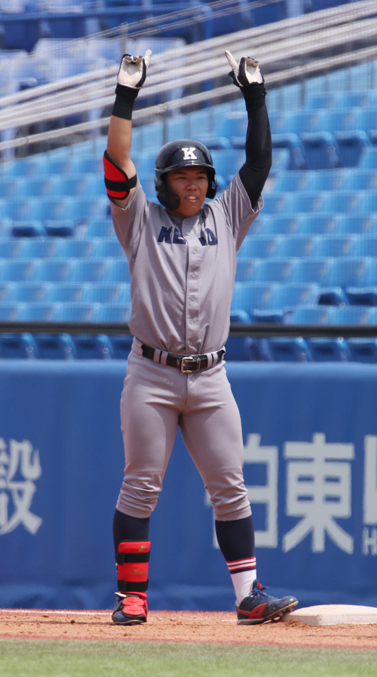 慶大対東大　7回表慶大2死一、三塁、中塚は右前に適時打を放つ（撮影・柴田隆二）