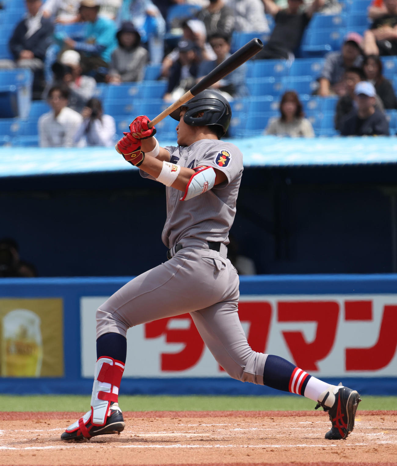 慶大対東大　7回表慶大2死一、三塁、常松は中前に適時打を放つ（撮影・柴田隆二）