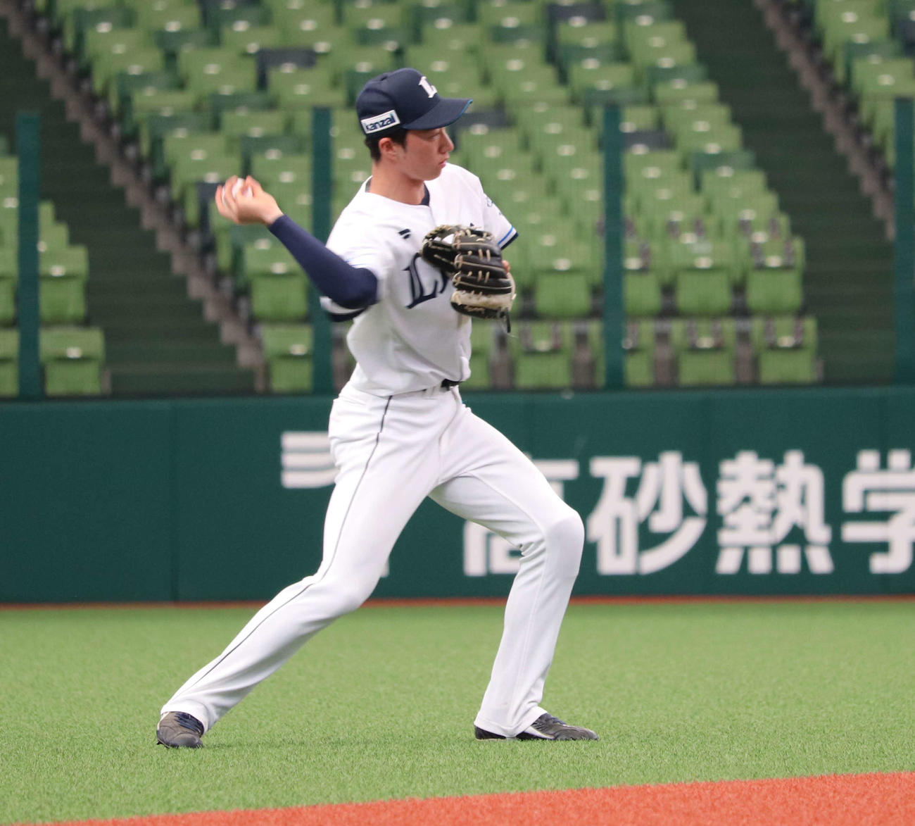 西武対オイシックス　途中出場し遊撃守備に就くドラフト1位の西武斎藤