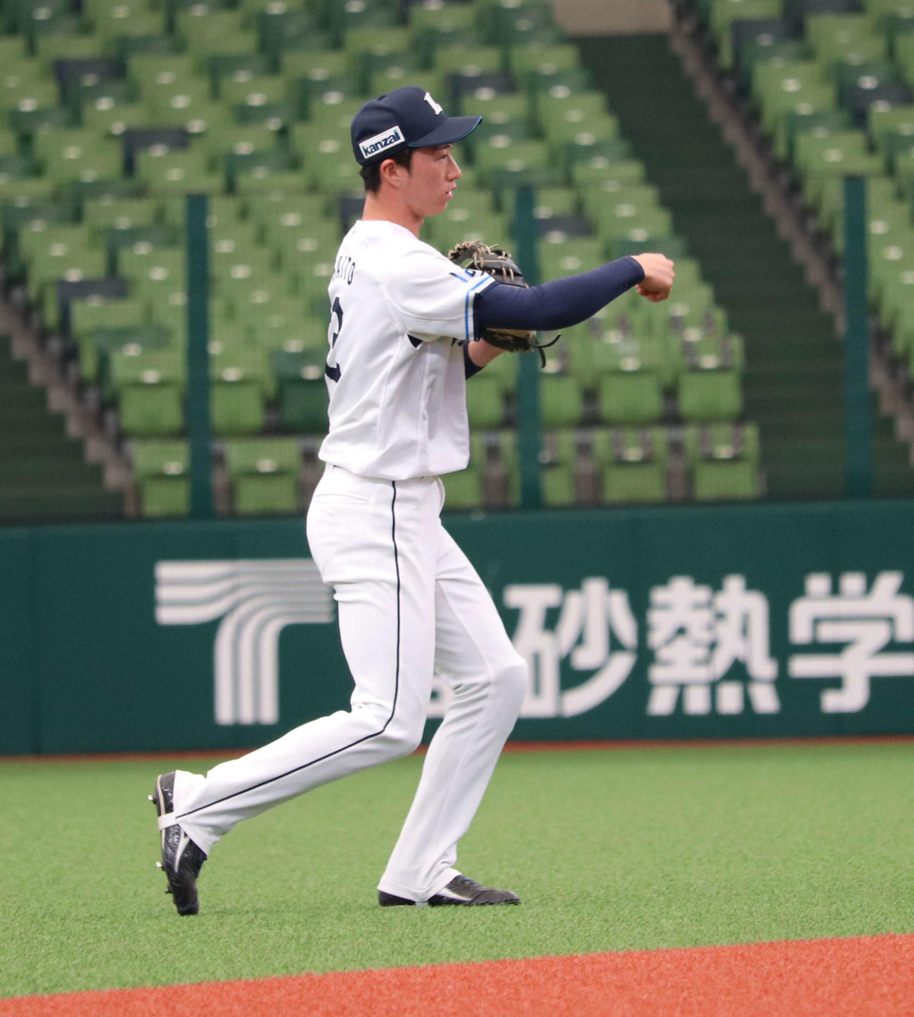 西武対オイシックス　途中出場し遊撃守備に就くドラフト1位の西武斎藤