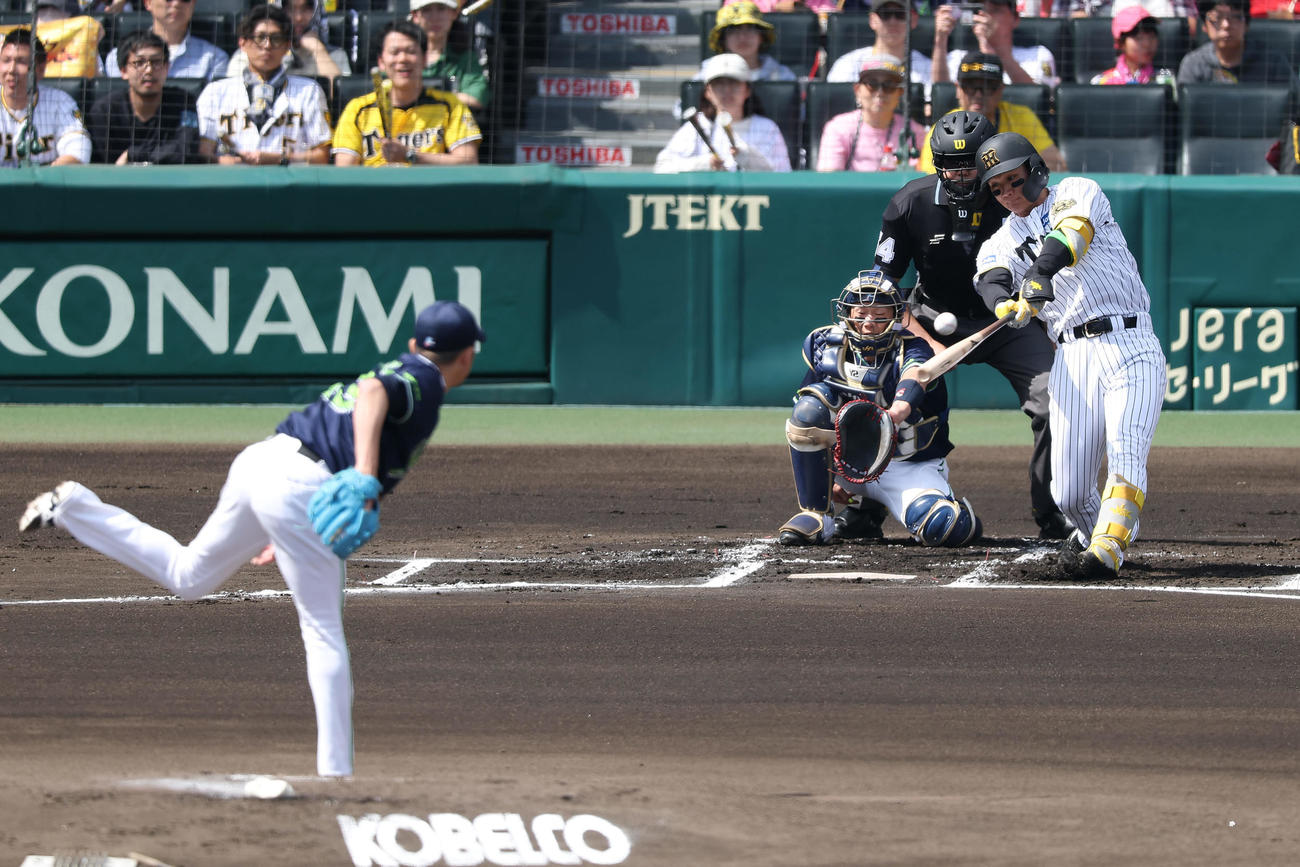 阪神対ヤクルト　1回裏阪神2死、左前打を放つ森下。投手石川（撮影・前田充）