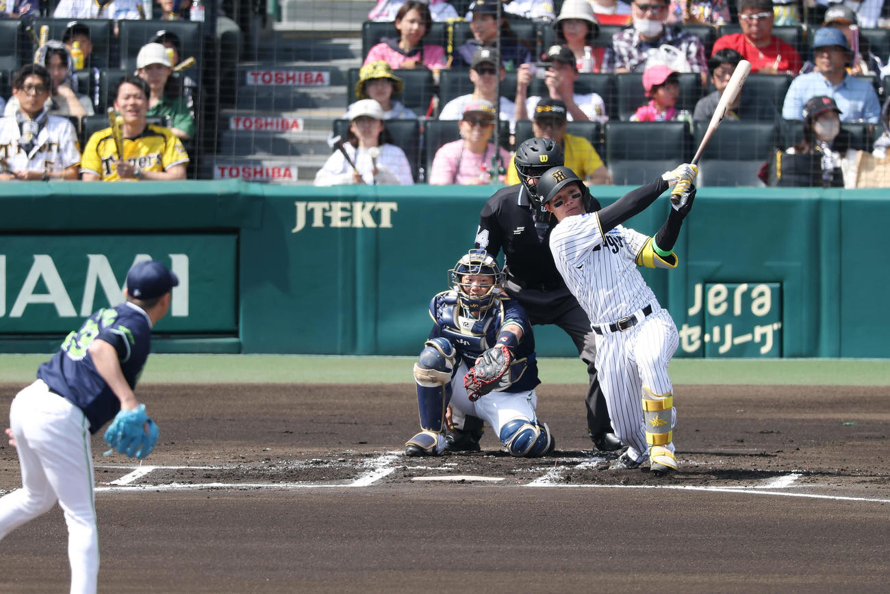 阪神対ヤクルト　1回裏阪神2死、左前打を放つ森下。投手石川（撮影・前田充）