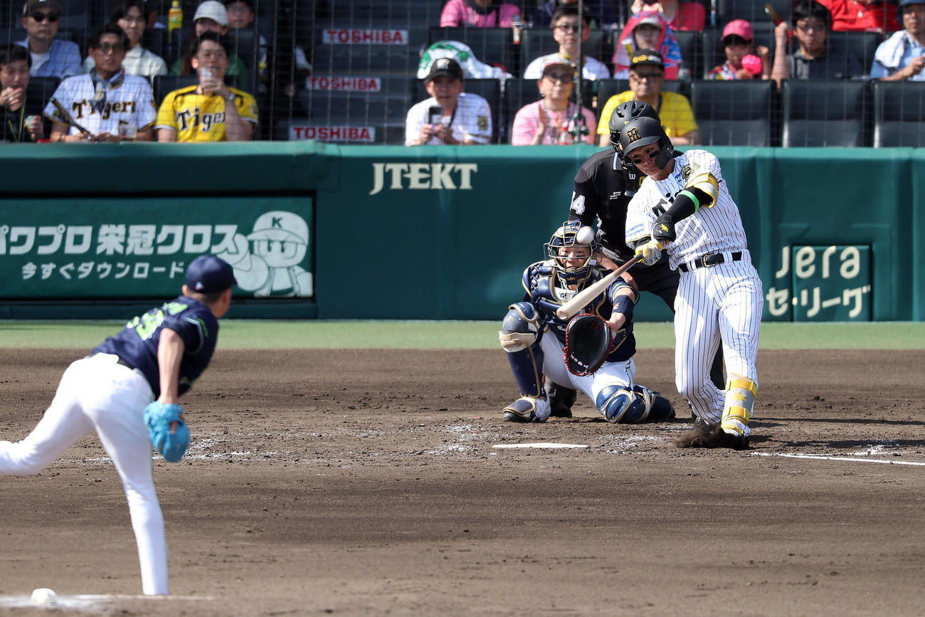 阪神対ヤクルト　4回裏阪神無死、左越え同点本塁打を放つ森下。投手石川（撮影・前田充）